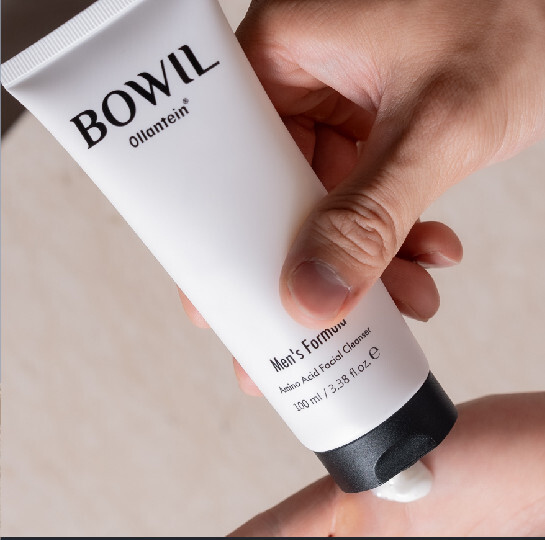 手持 BOWIL 洗面乳擠出白色質地的使用照片