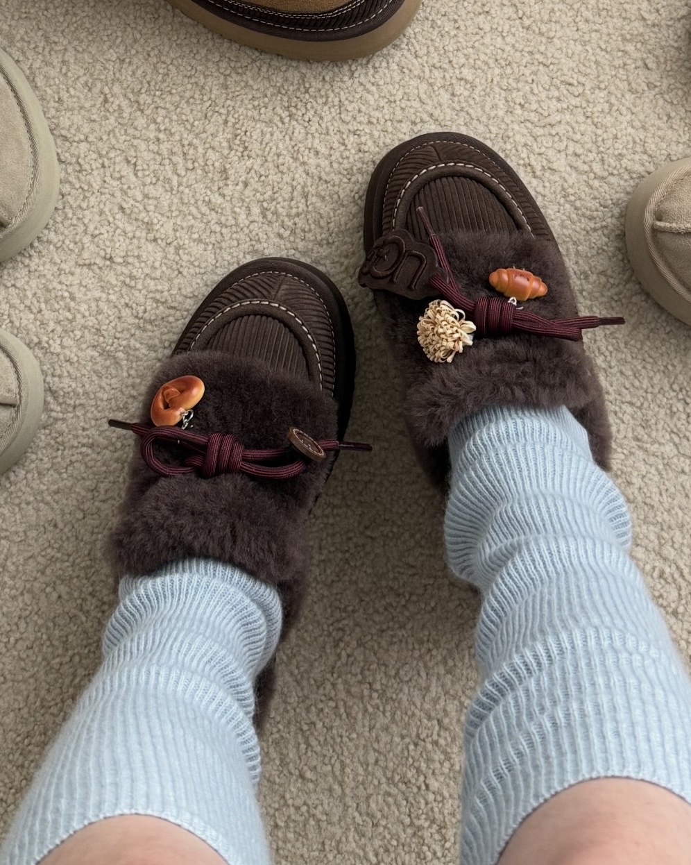 UGG SLIPPER EVOLUTION 🍪 COOKIE系列 曲奇 餅乾鞋 包頭鞋 毛毛拖 蝴蝶結 穆勒鞋 懶人鞋 厚底 增高 宋雨琦代言同款 張員瑛 女鞋 1180360 / 預購