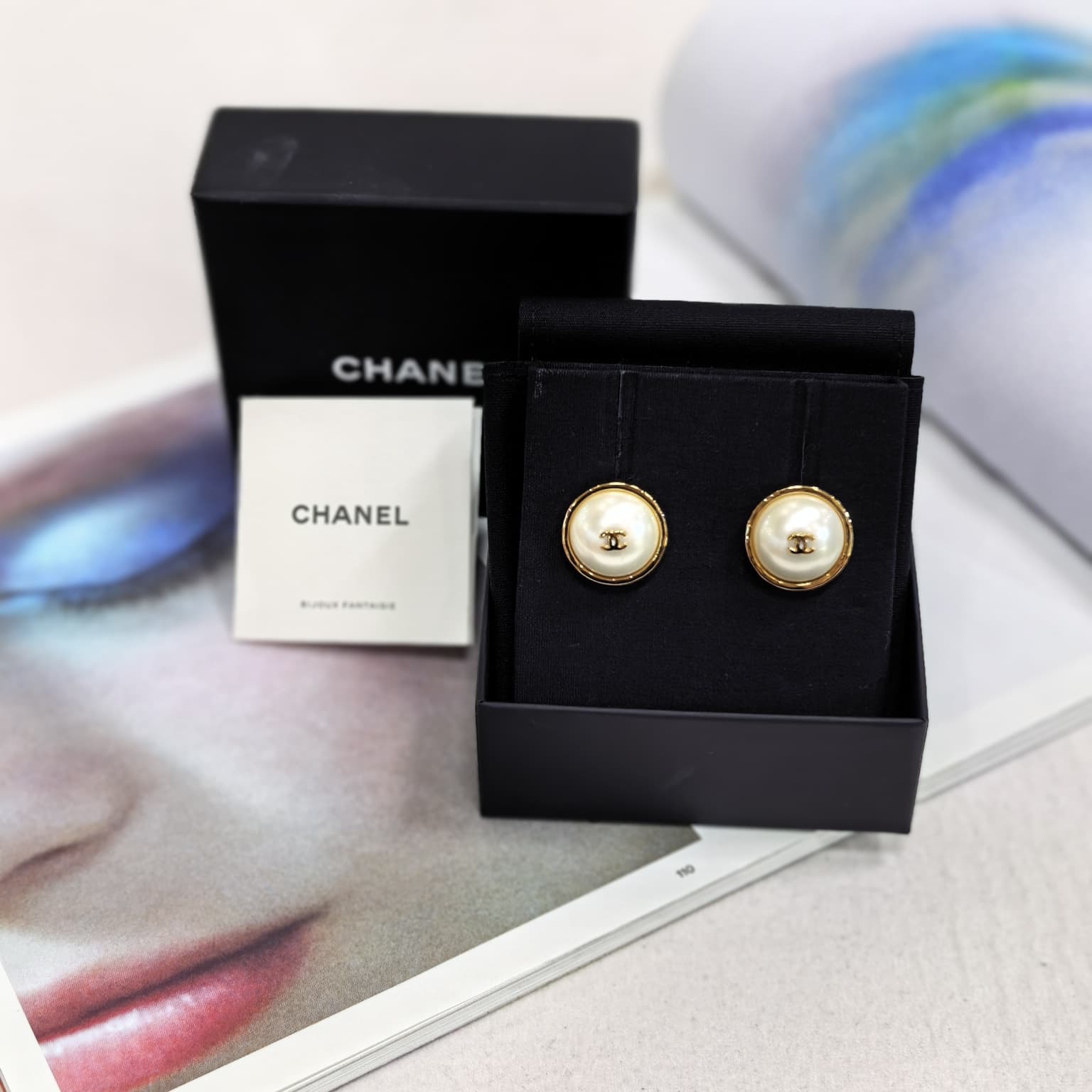 全新CHANEL耳環 2.1 X 2.1CM, ABH732, 圓形珍珠雙C耳環淡金扣, 高級樹脂 #香奈兒耳釘 #BRAND NEW #香榭站正品