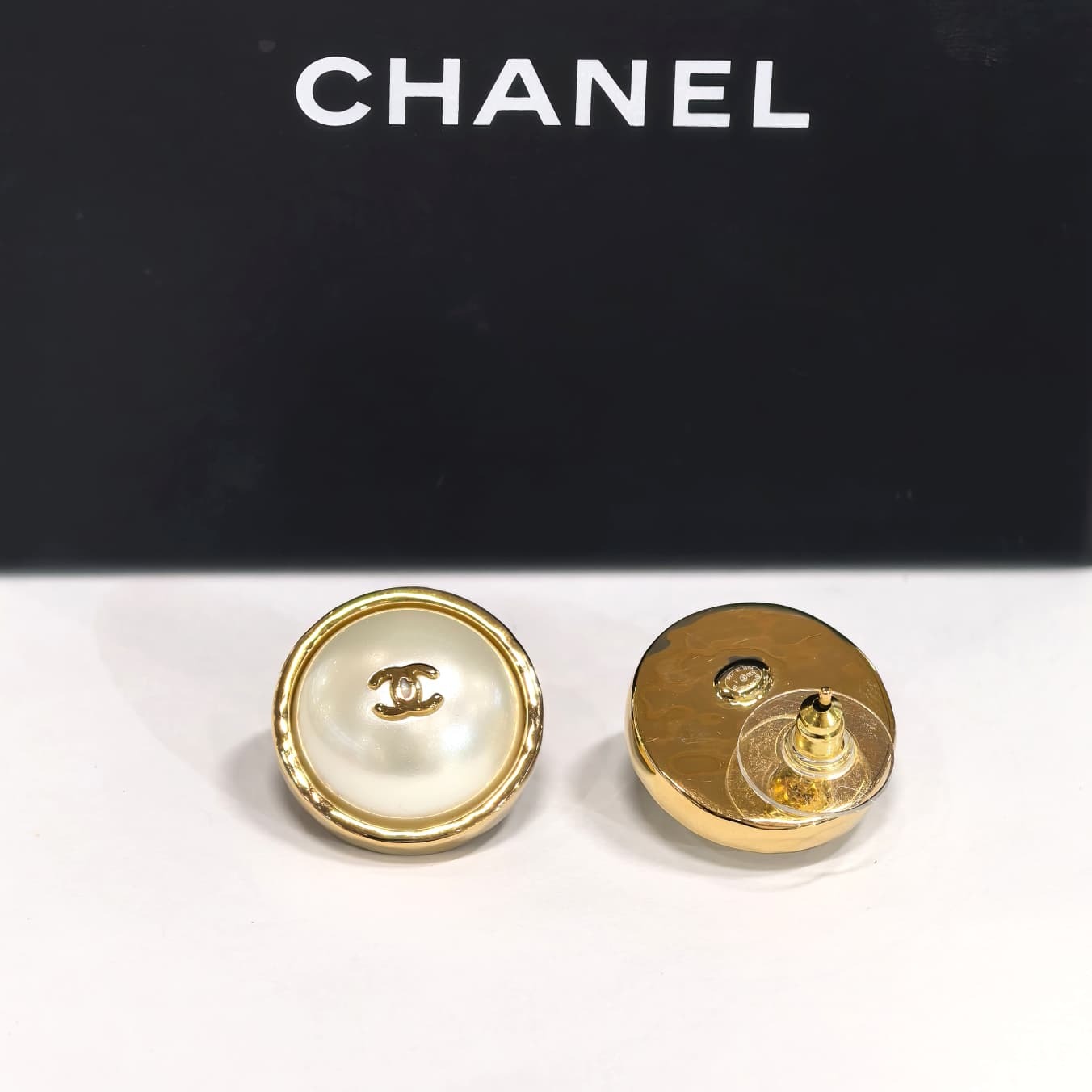 全新CHANEL耳環 2.1 X 2.1CM, ABH732, 圓形珍珠雙C耳環淡金扣, 高級樹脂 #香奈兒耳釘 #BRAND NEW #香榭站正品