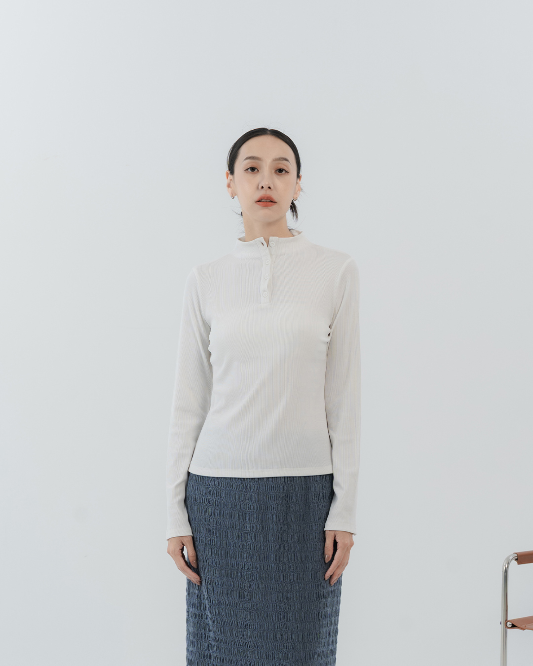 Off-White Fitted High-Neck Top with Partial Button Placket【01200091】in stock+pre-order