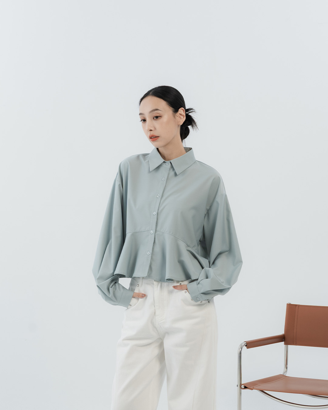 Solid-color cropped shirt with a wavy hem – Grey-blue【01025920】in stock+pre-order