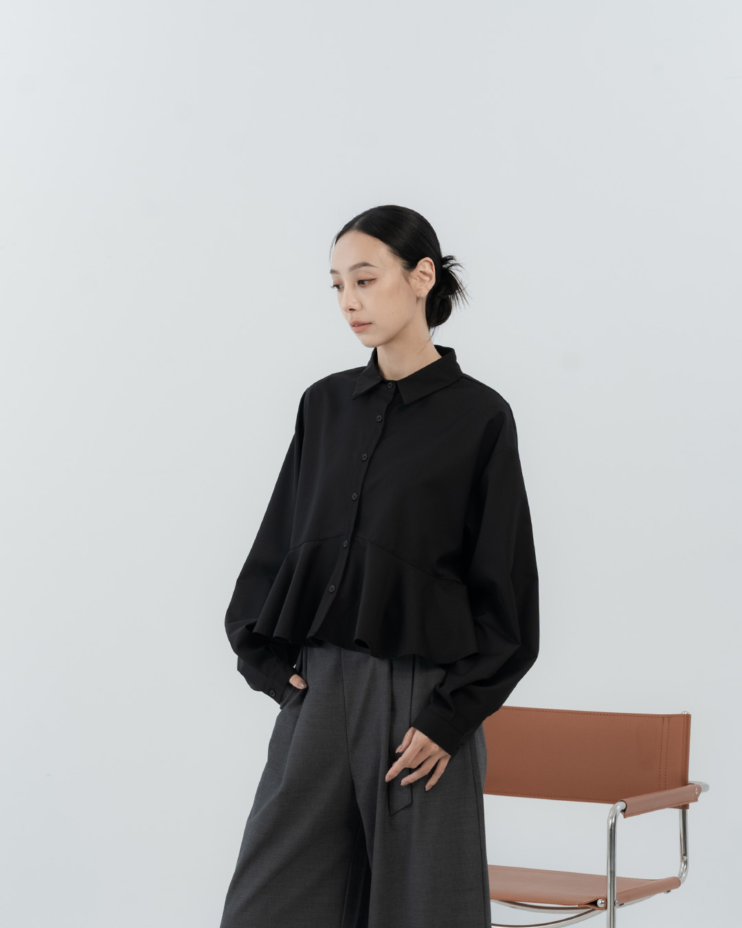 Solid-color cropped shirt with a wavy hem – Black【01025919】in stock+pre-order