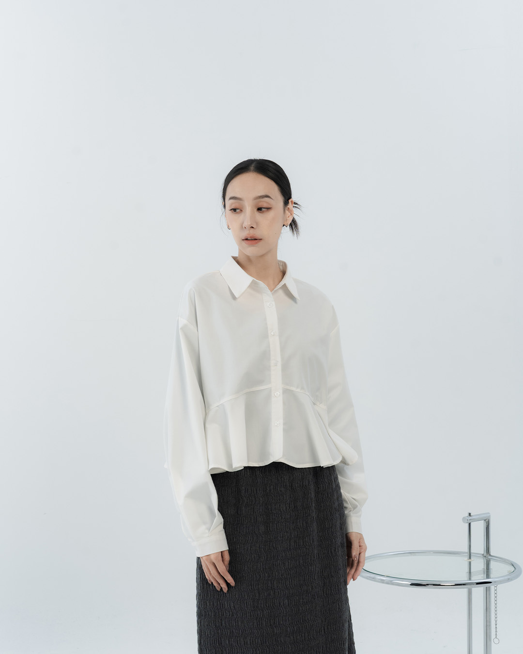 Solid-color cropped shirt with a wavy hem – White【01025918】in stock+pre-order