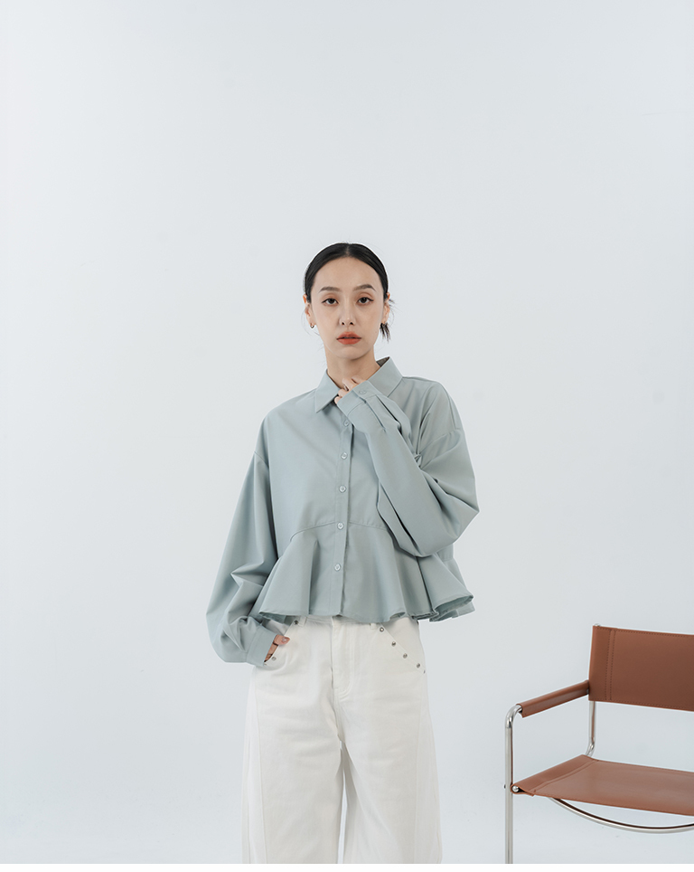 Solid-color cropped shirt with a wavy hem – Grey-blue【01025920】in stock+pre-order