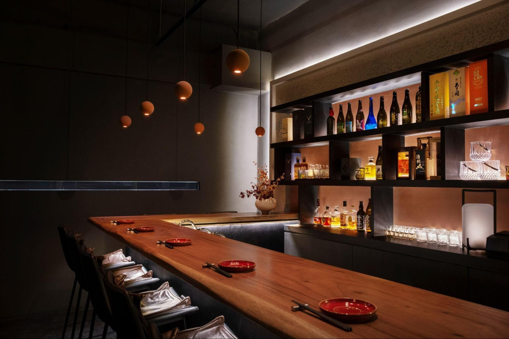 SAKE MOMO 酒桃店內的木質吧台與清酒酒櫃
