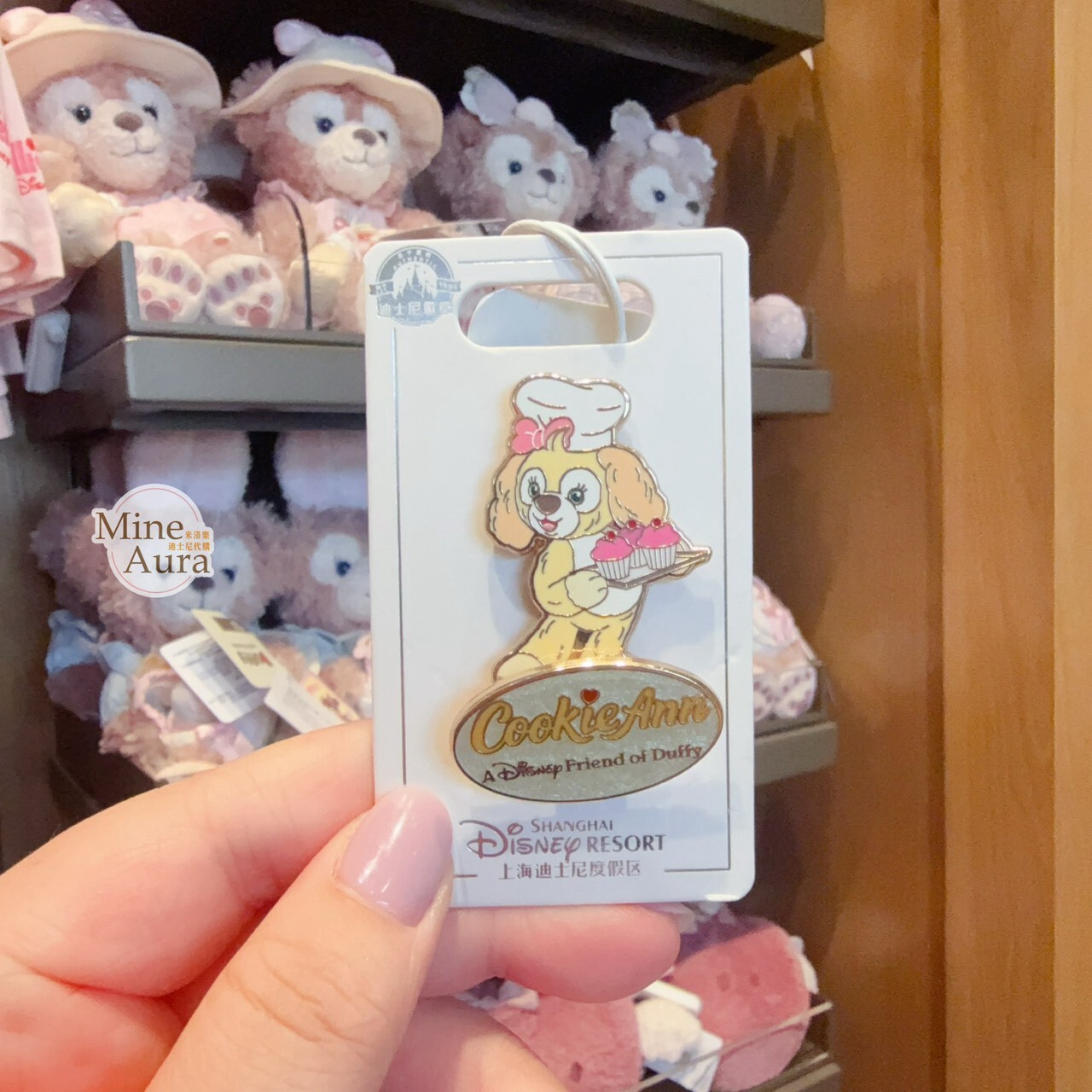可琦安 餅乾 CookieAnn 拿杯子蛋糕 造型 徽章 PIN -上海迪士尼樂園