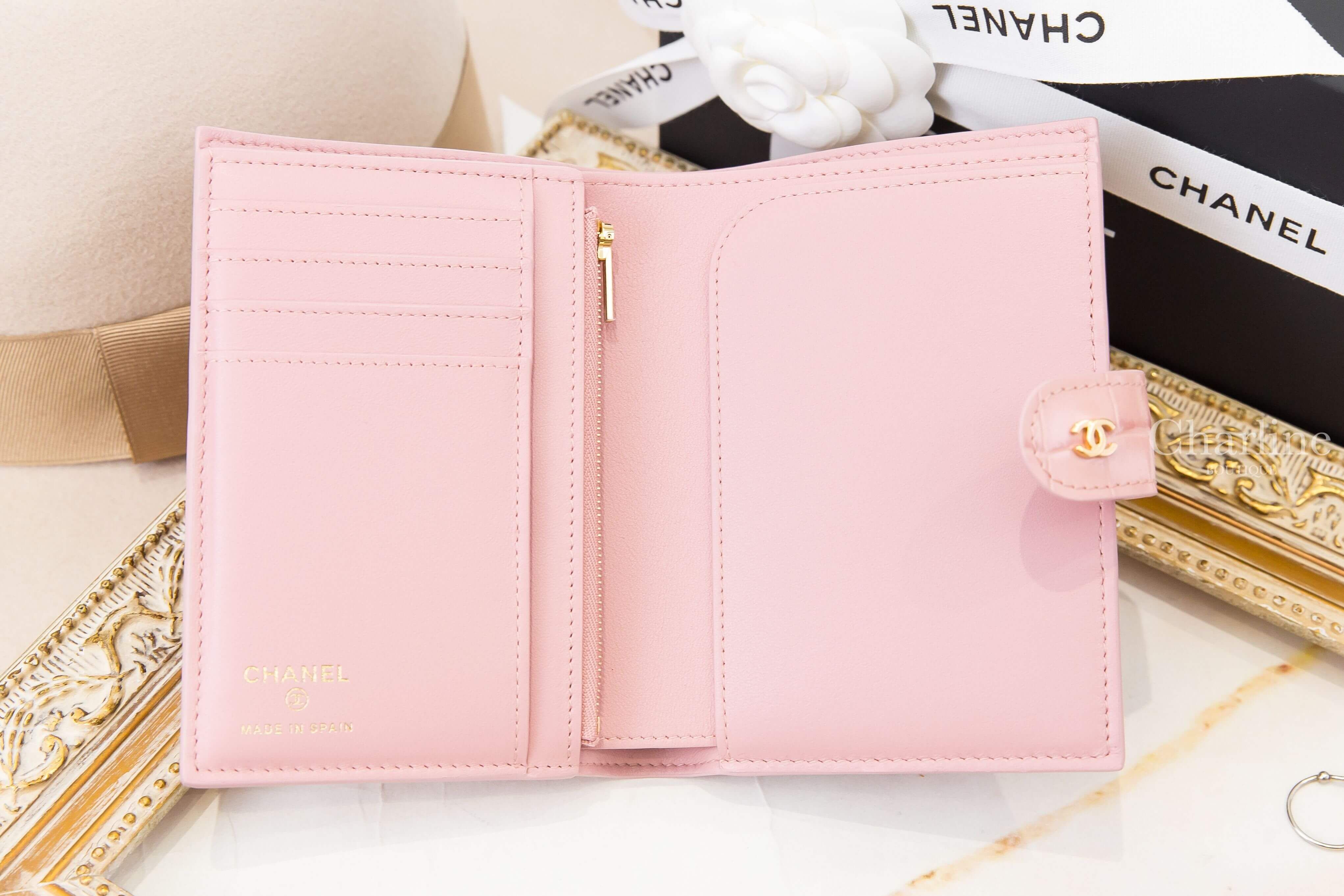 Chanel Passport Holder 粉色金CC鱷魚壓紋小牛皮釦式護照夾，展開內部卡層、拉鍊夾層與護照收納空間