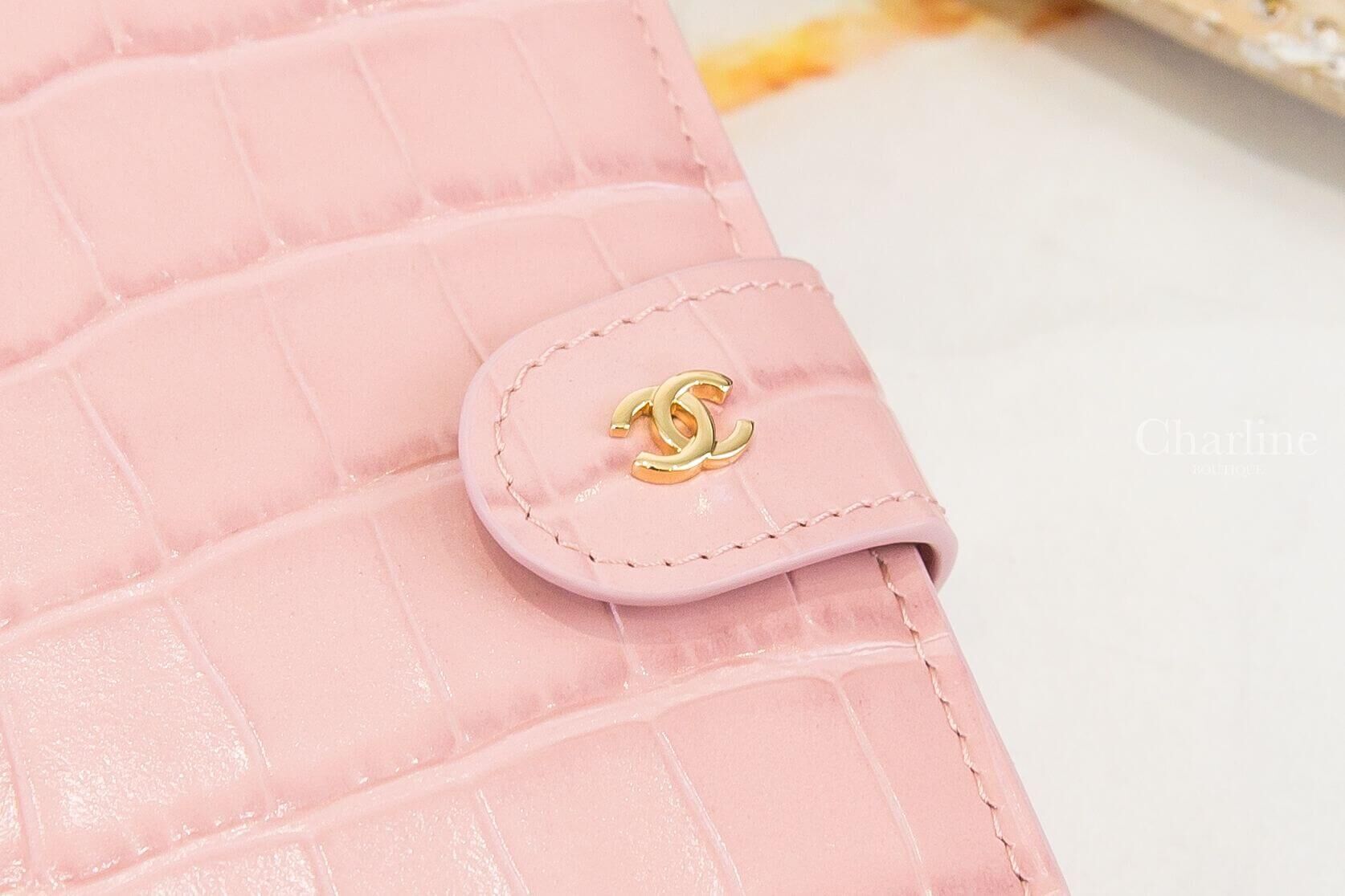 Chanel Passport Holder 粉色金CC鱷魚壓紋小牛皮釦式護照夾