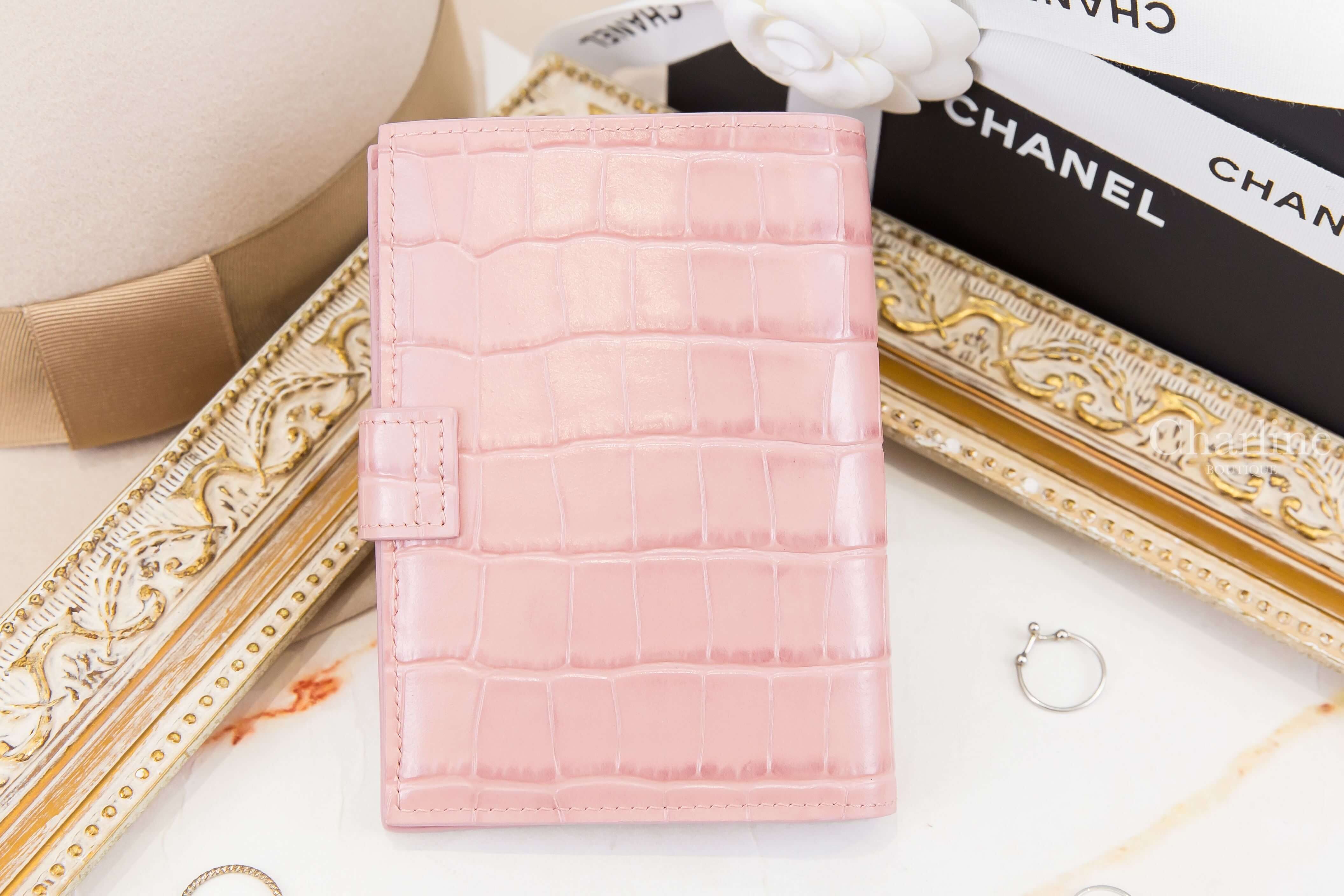 Chanel Passport Holder 粉色金CC鱷魚壓紋小牛皮釦式護照夾，背面鱷魚壓紋皮革與車縫線細節展示