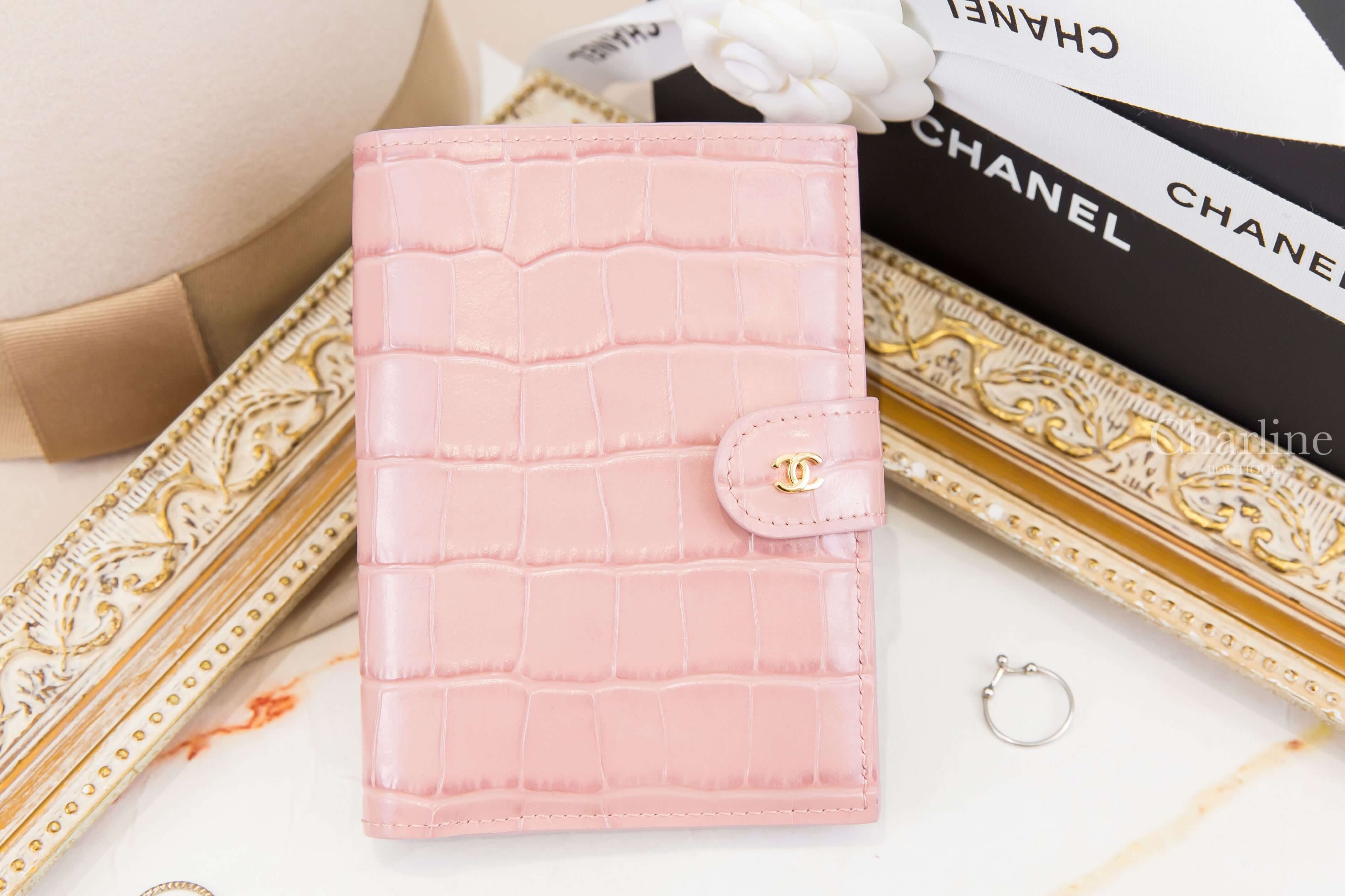 Chanel Passport Holder 粉色金CC鱷魚壓紋小牛皮釦式護照夾，正面粉色鱷魚壓紋與金色CC Logo釦飾展示