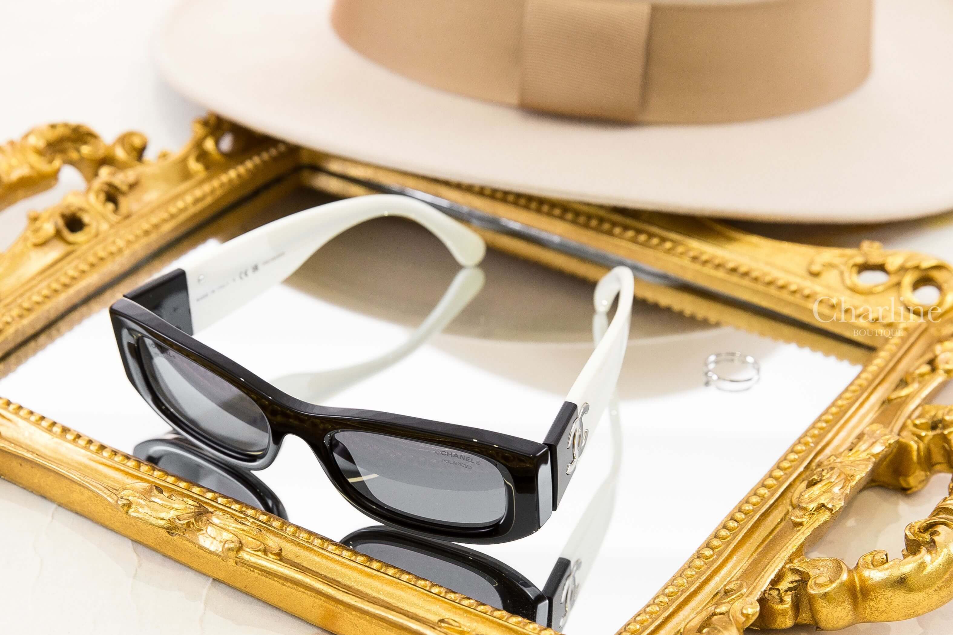Chanel Rectangle Sunglasses 黑色長方框深灰色鏡片黑白拼色太陽眼鏡，另一側斜角展示鏡框、白色鏡腳與CC Logo