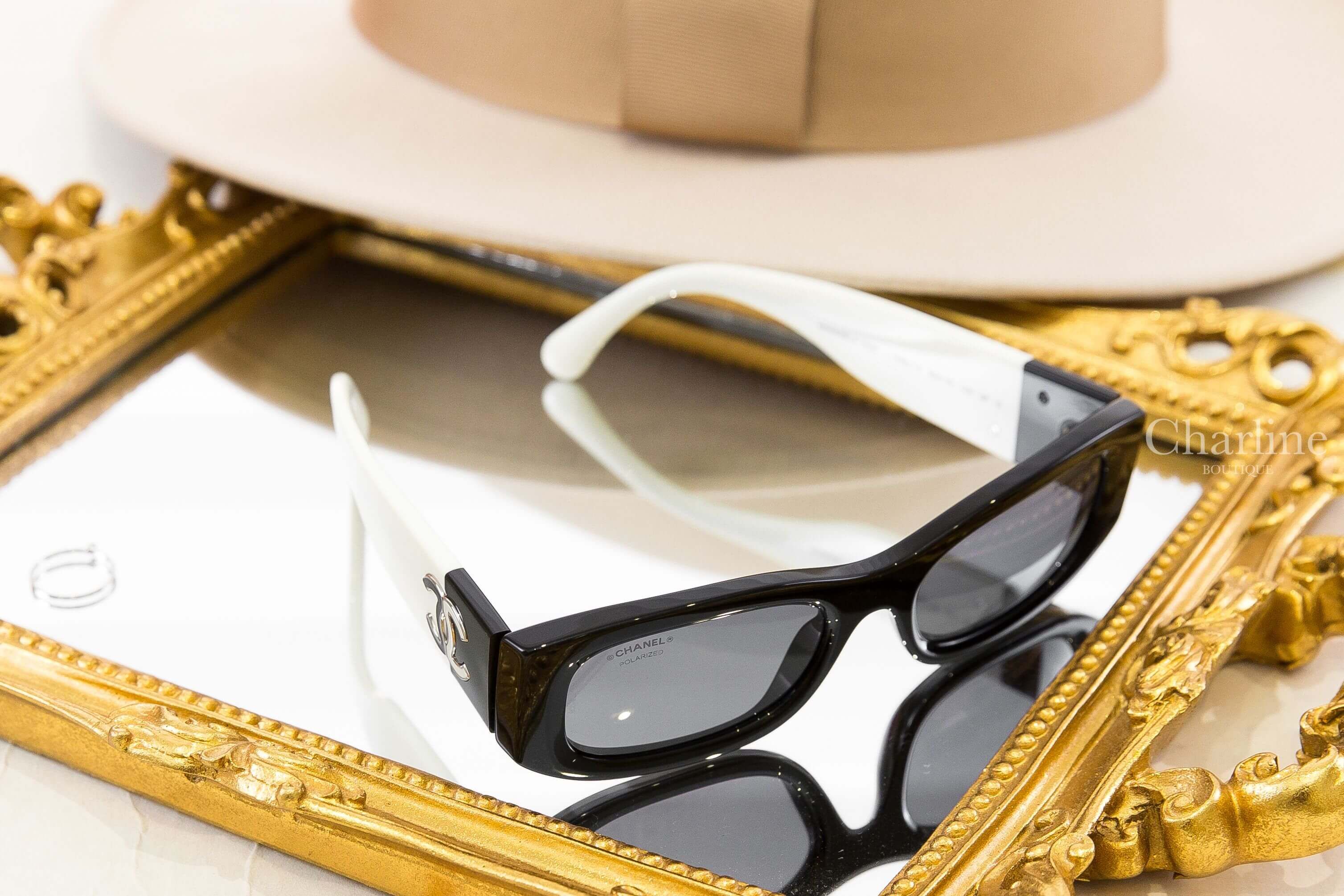 Chanel Rectangle Sunglasses 黑色長方框深灰色鏡片黑白拼色太陽眼鏡，斜側角度展示黑色長方鏡框與銀色CC Logo