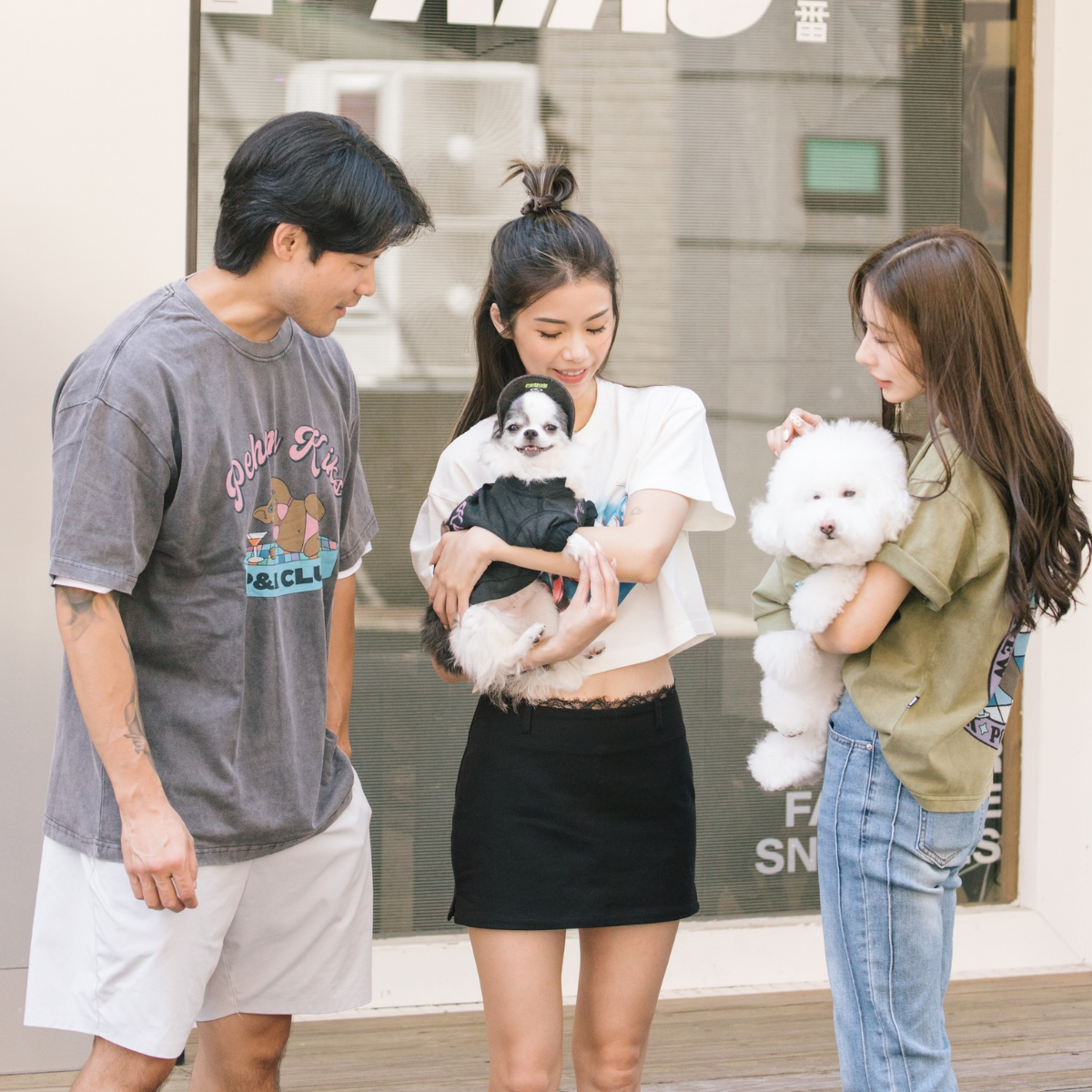 PEHOM × KIKS 聯名主視覺：男孩女孩飼主與寵物互動
