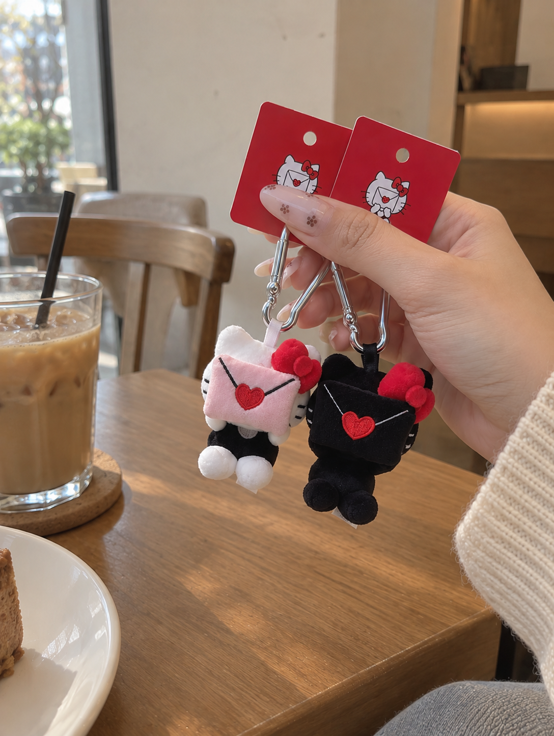 現貨 Hello Kitty 偷偷告白情書毛絨掛件 (2colors)