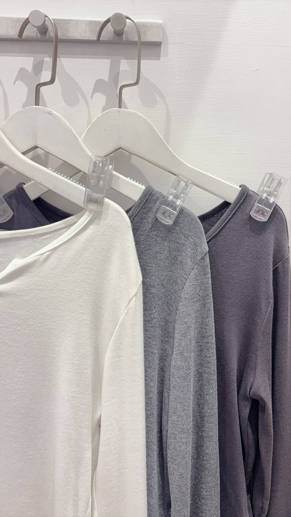 V-neck cotton long-sleeved shirt