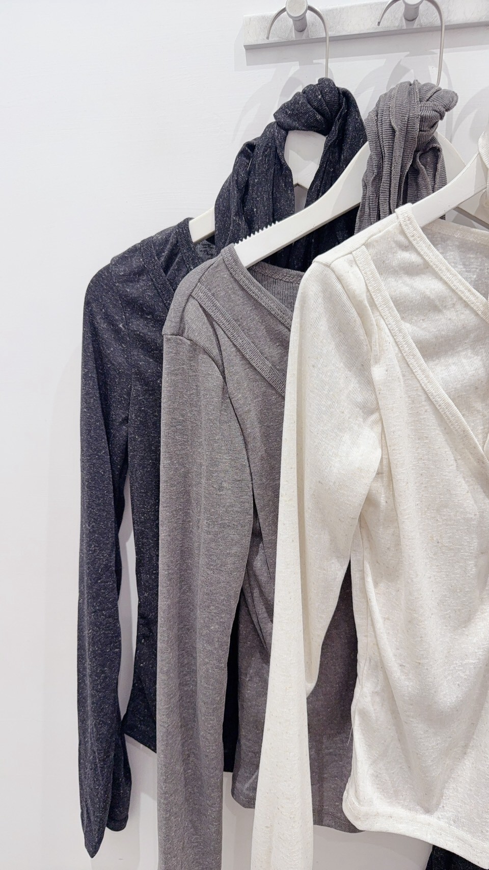 Double-layered V-neck thin long-sleeved top with tie
