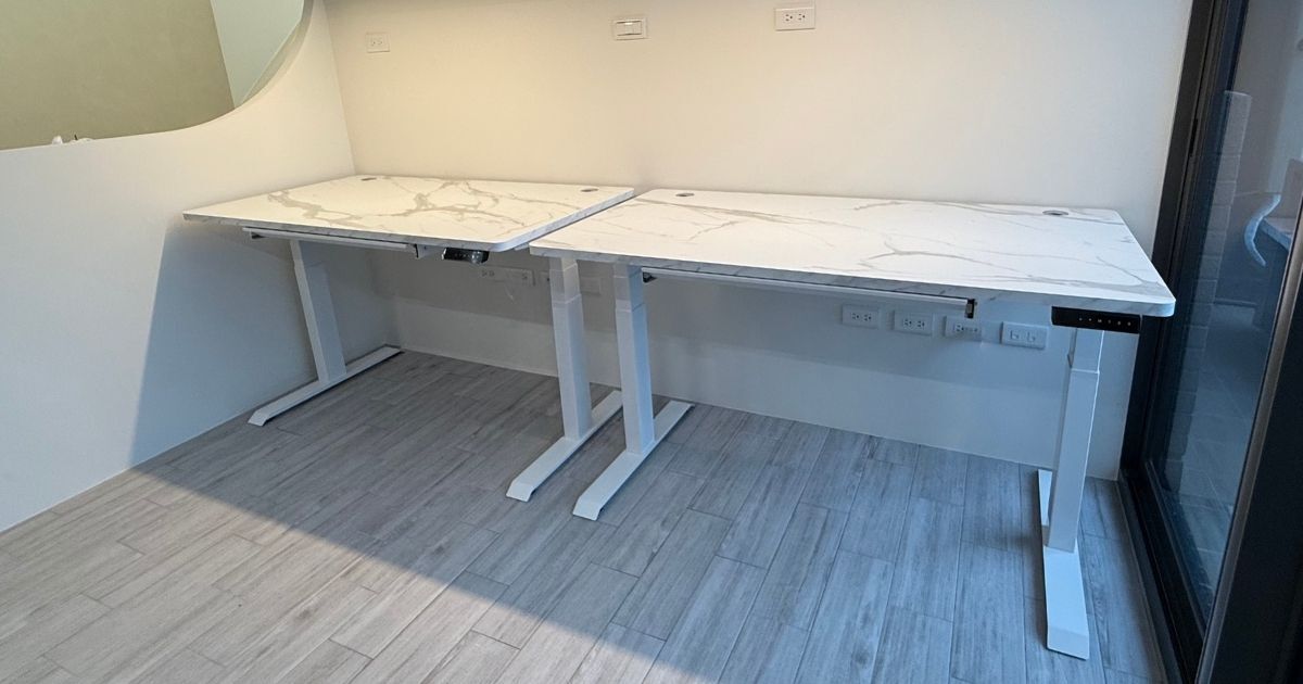 由落地窗側拍攝雙人珍珠銀狐白色升降桌工作站完工全景