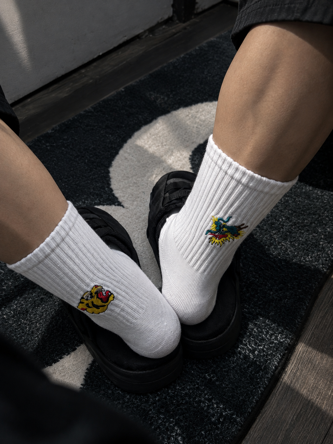 Dragon vs. Tiger x Mismatched Pair｜Embroidered Half-Terry Crew Socks【SCSXU21】
