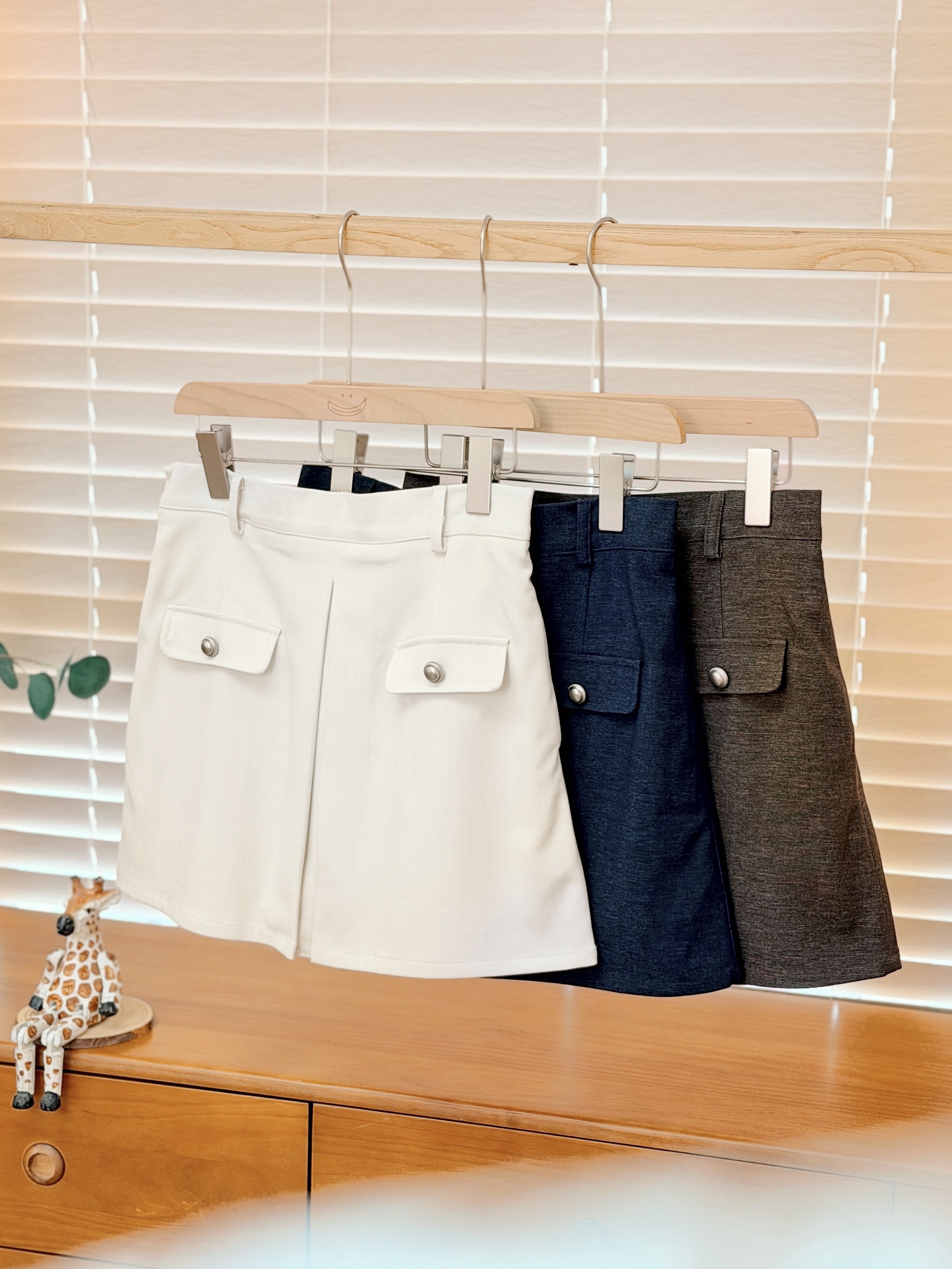 三色 / 復古壓褶銀扣貼袋短裙 / Retro Inverted-Pleat Accented Flap Pockets Skirt