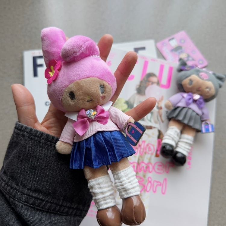日本 SANRIO 美樂蒂 長腳掛飾 高校制服 烤焦 702650