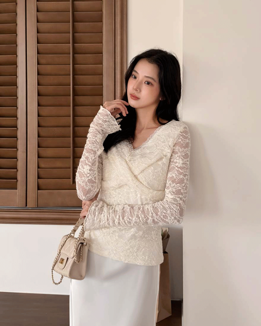 LINA LINA柔美淡妍滿版蕾絲內磨毛V領上衣-優雅杏