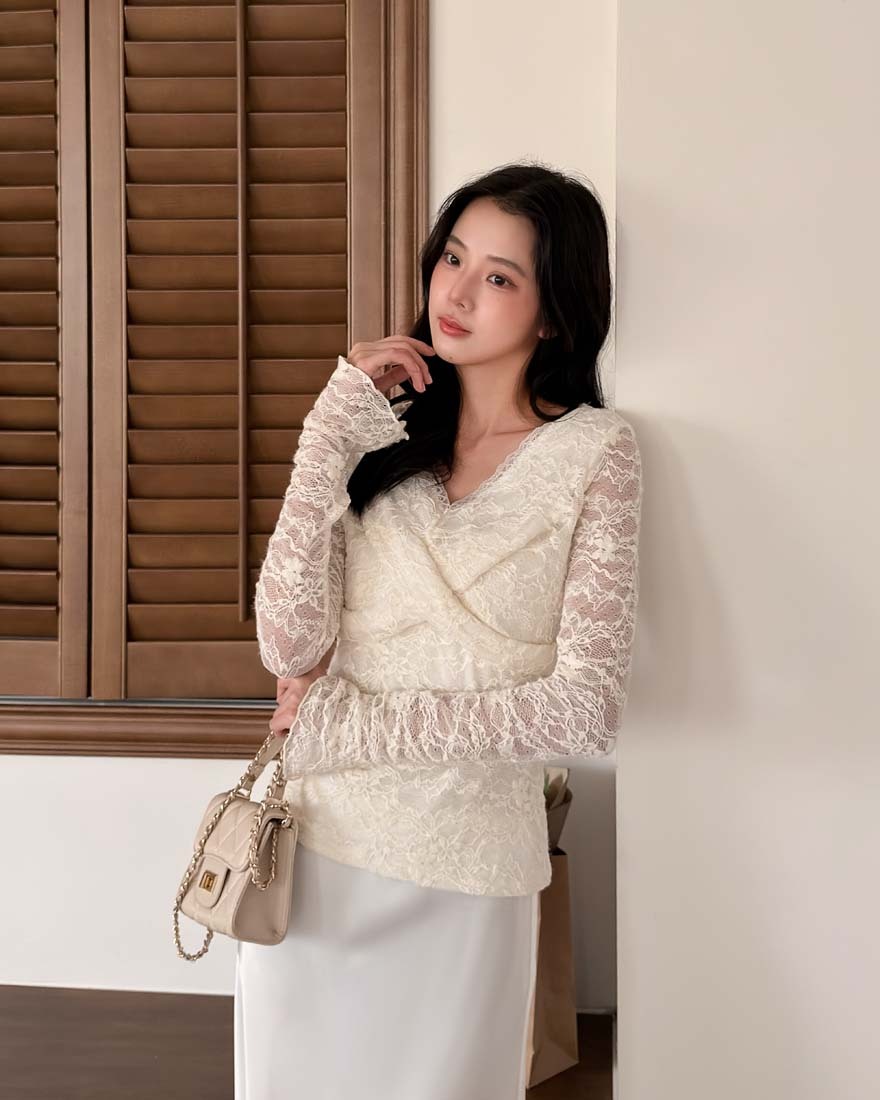 LINA LINA柔美淡妍滿版蕾絲內磨毛V領上衣-優雅杏