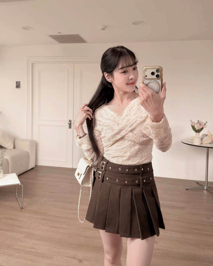 LINA LINA柔美淡妍滿版蕾絲內磨毛V領上衣-迷人卡其
