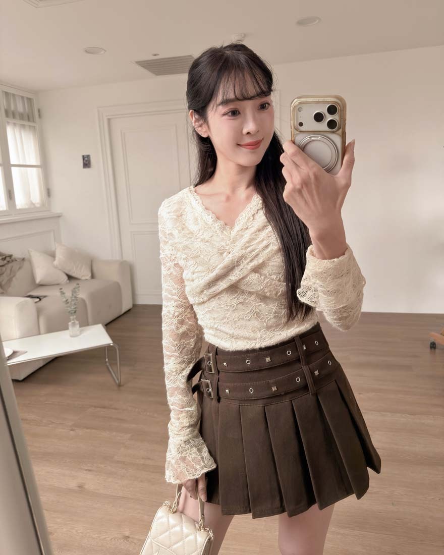 LINA LINA柔美淡妍滿版蕾絲內磨毛V領上衣-迷人卡其