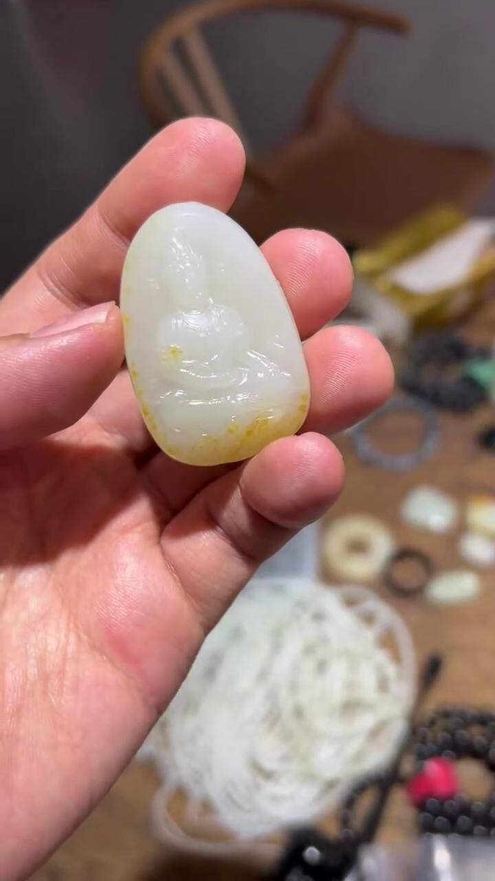 和田玉籽料灑金皮觀音,天然和田玉軟玉