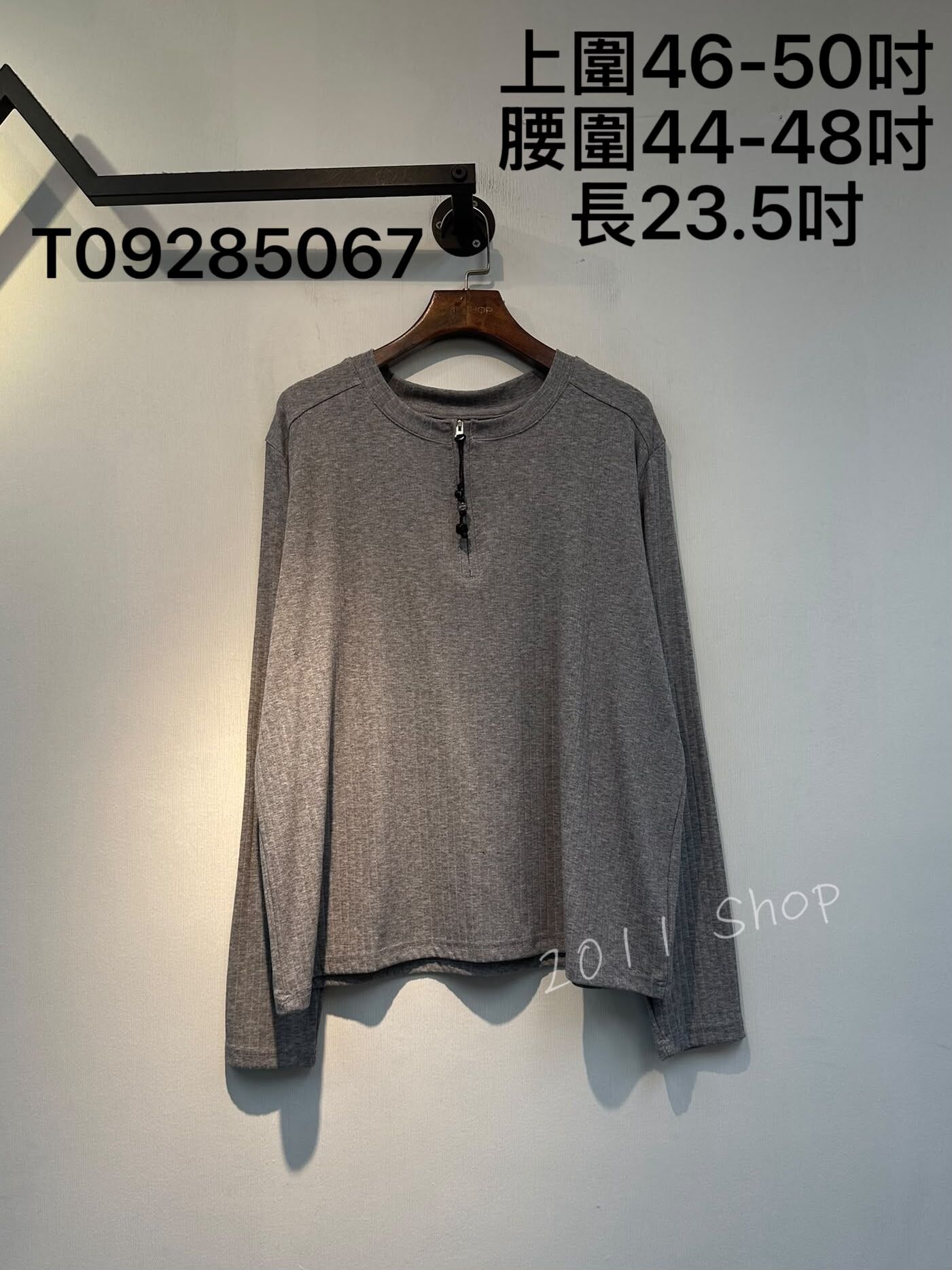 特色珠串半拉鏈暗條紋TOP  上圍46-50吋 腰圍44-48吋 長23.5吋  T09285067