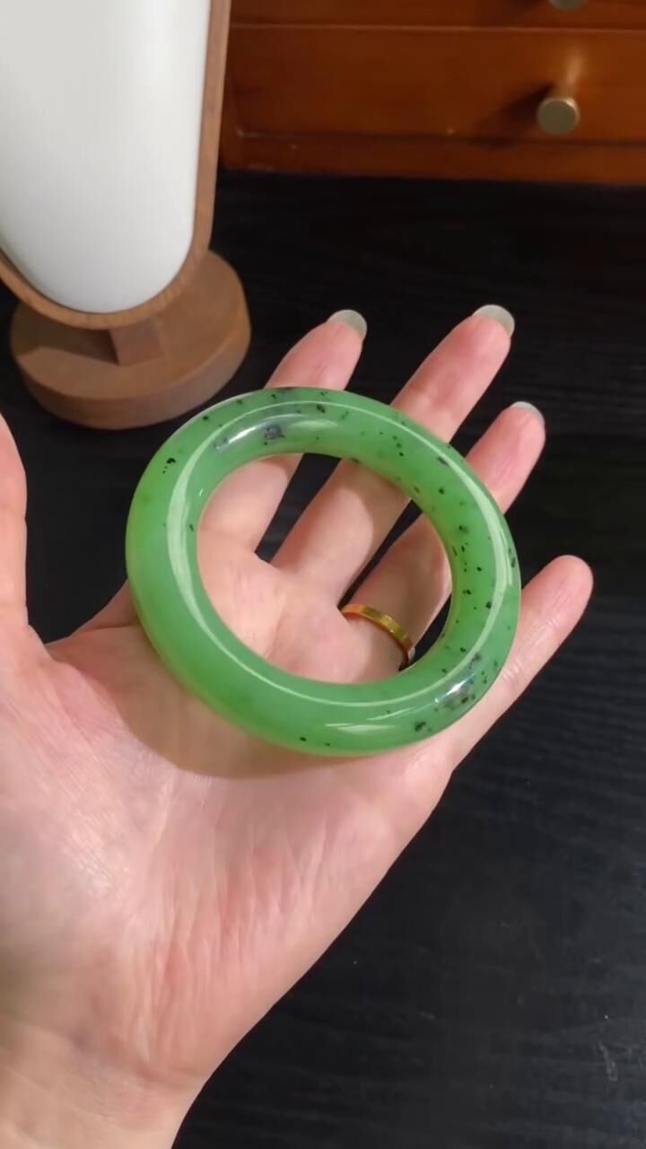 碧玉獼猴桃果綠圓條和田玉手鐲,天然和田玉軟玉