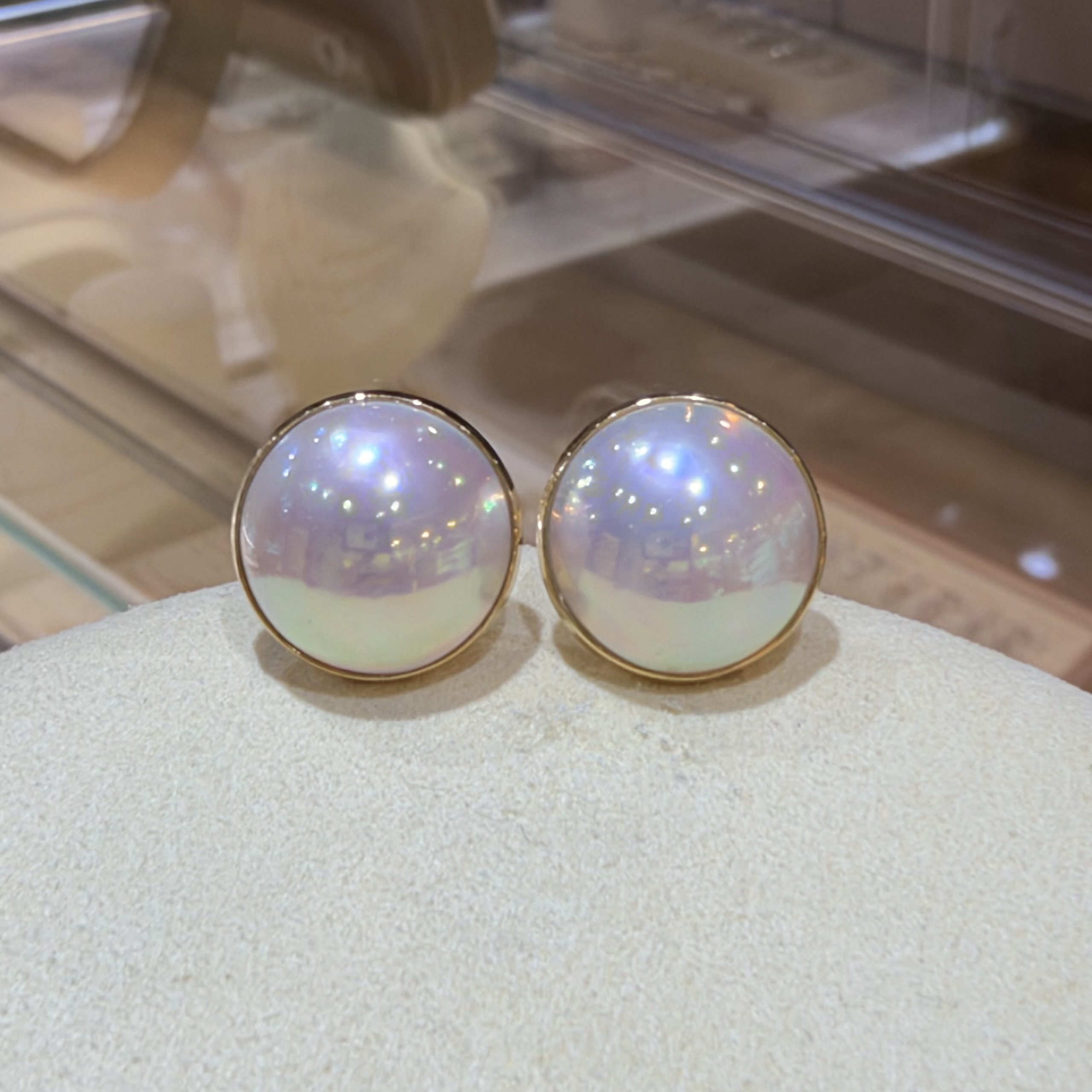 18K金日本稀有極光炫彩白馬貝珠耳釘 -圓形 (13-14mm)
