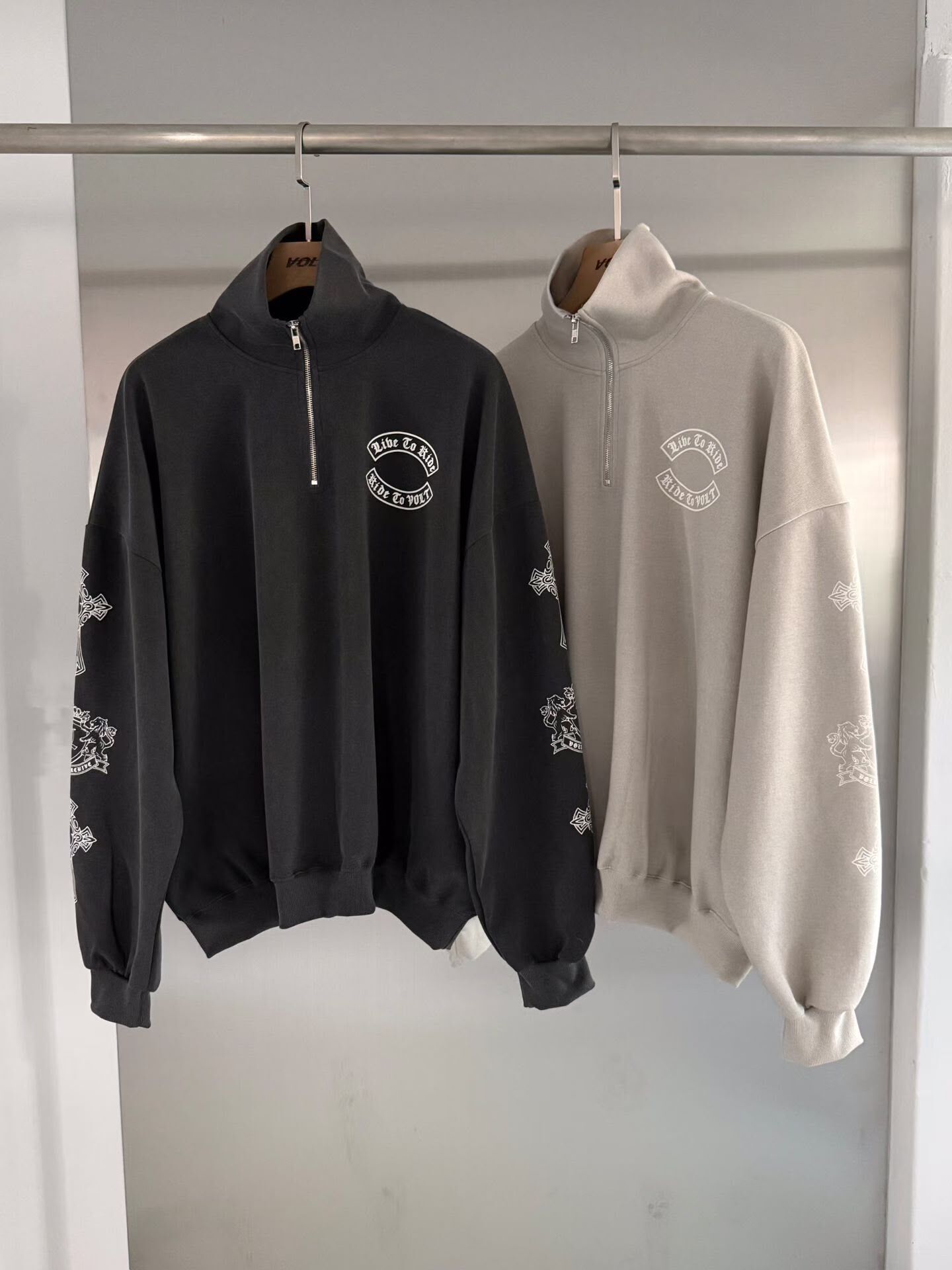 企領半拉鍊英文字圖案衛衣 VOLT-132T