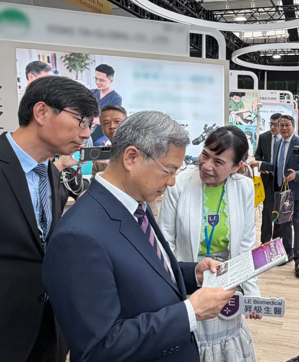 【經理人】LE Group通過國貿署遴選,代表台灣參加「2026日本Taiwan Expo台灣形象展(東京)」。(左一:經濟部產業發展署 邱求慧署長、中:經濟部 龔明鑫部長、右:連佩瑩董事長。)