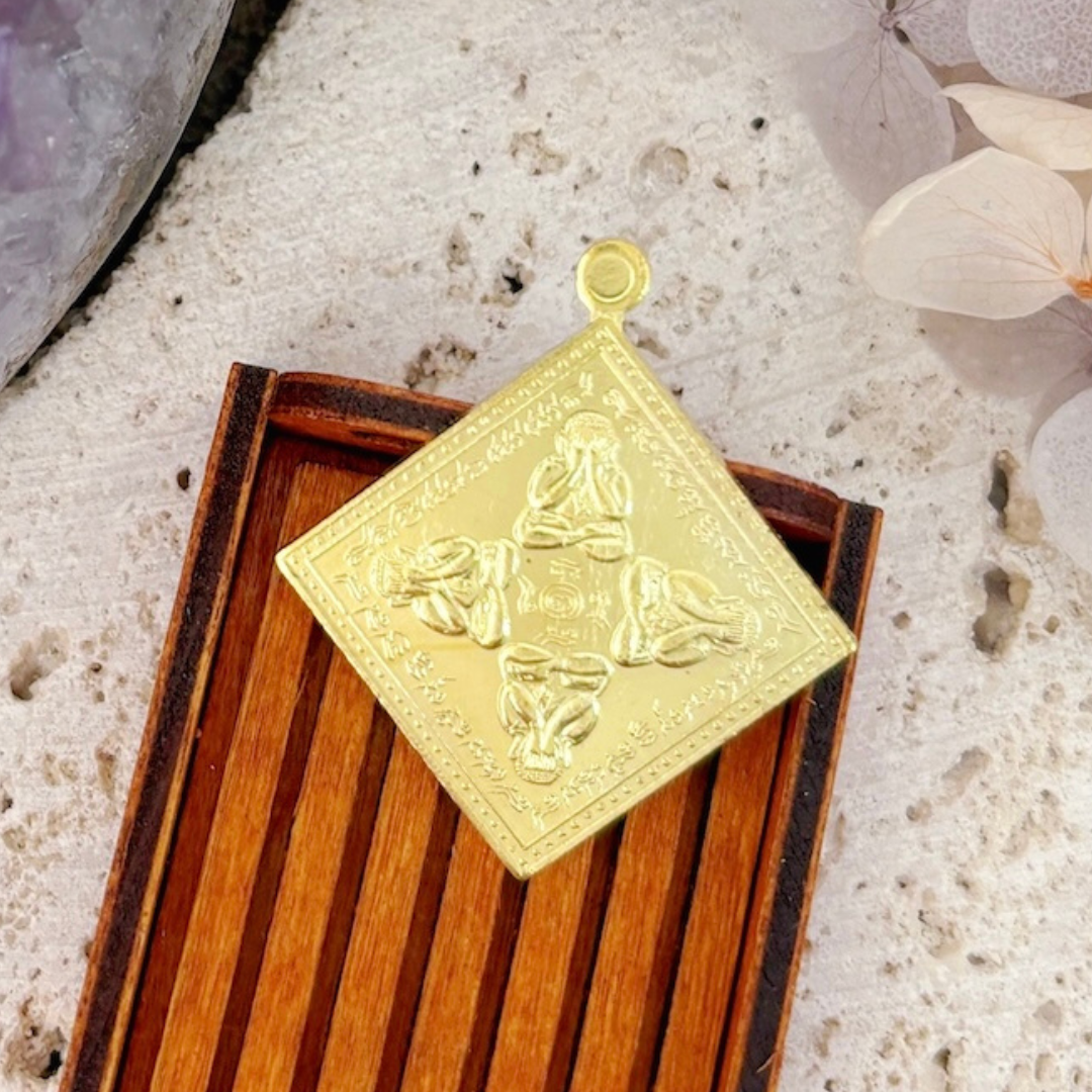 以掩面佛(必達)為核心的特殊法相。四面圍繞,象徵著為你阻擋來自四面八方的惡意與壓力,告訴你:「別怕,你不是孤單一人,我會為你撐住。」