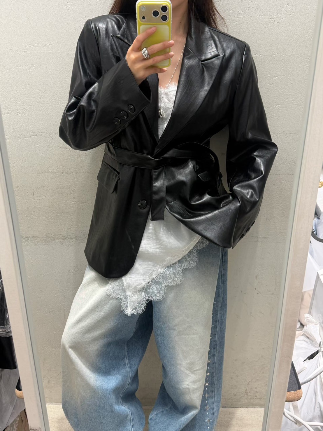 尖領亮黑皮西裝外套