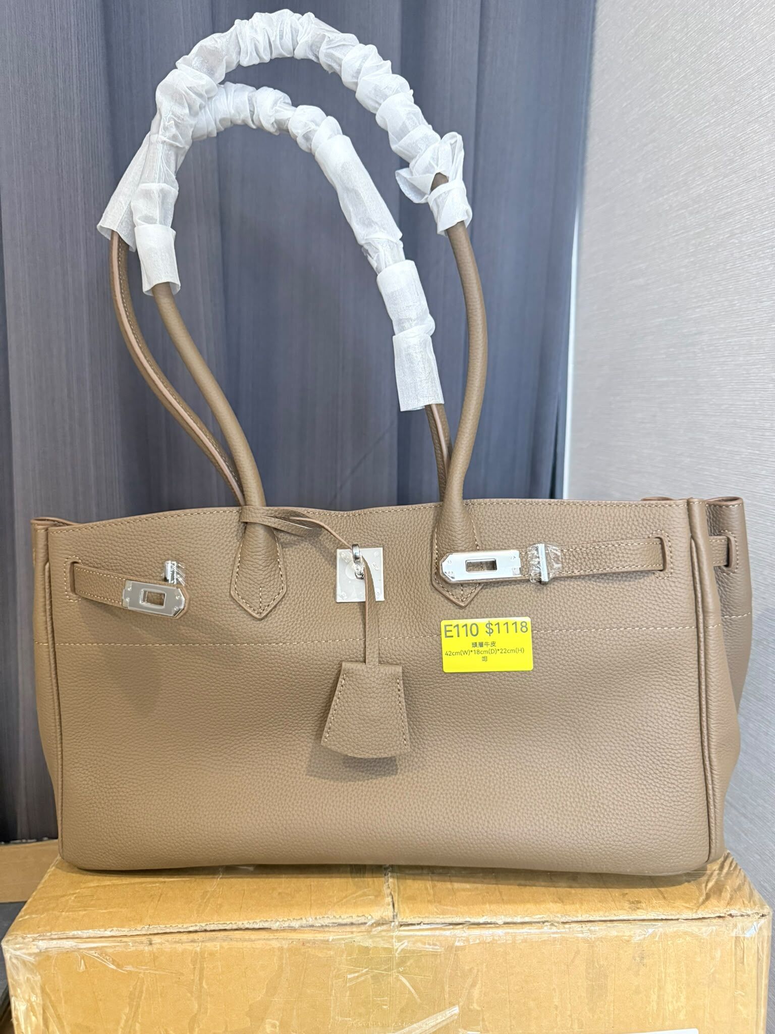 RN261013-E110-頭層牛皮 42cm(W)*18cm(D)*22cm(H) 啡