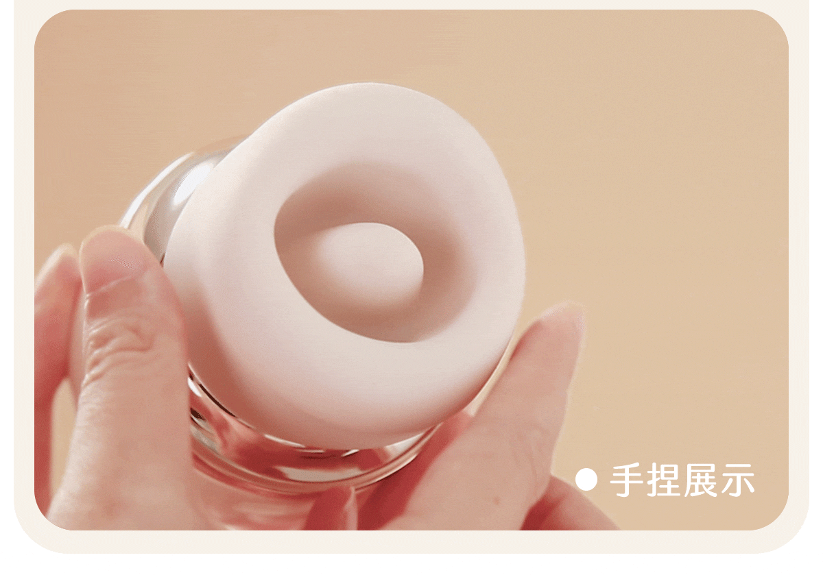 Kisstoy 唇之愛舌舔吸啜器手捏展示，手指按壓環形軟唇呈現柔軟彈性，觸感接近真人唇部。
