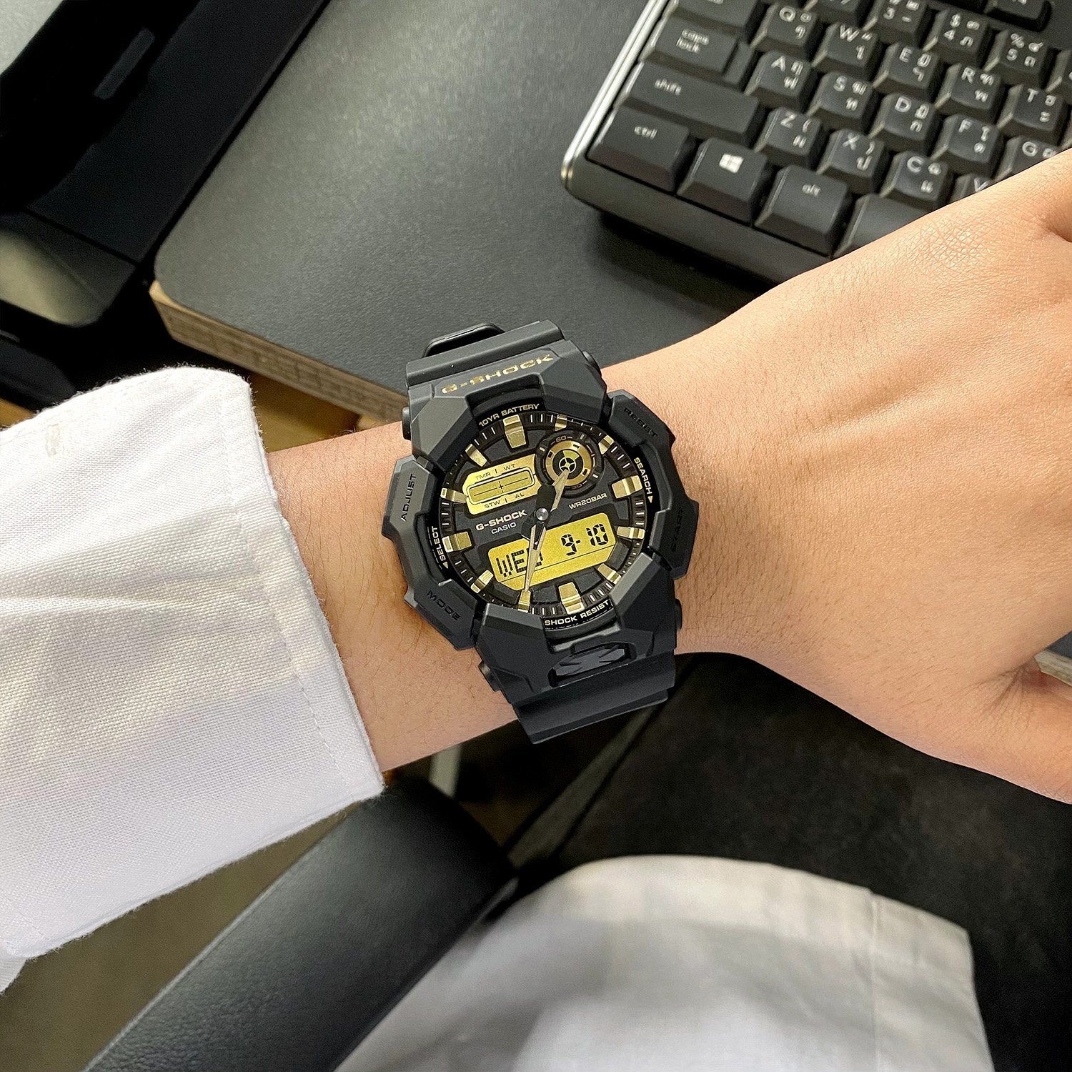 萬年鐘錶 - G-SHOCK  黑金配色時尚百搭雙顯數位運動電子錶 GA-010GB-1A9 錶徑 : 51.9mm