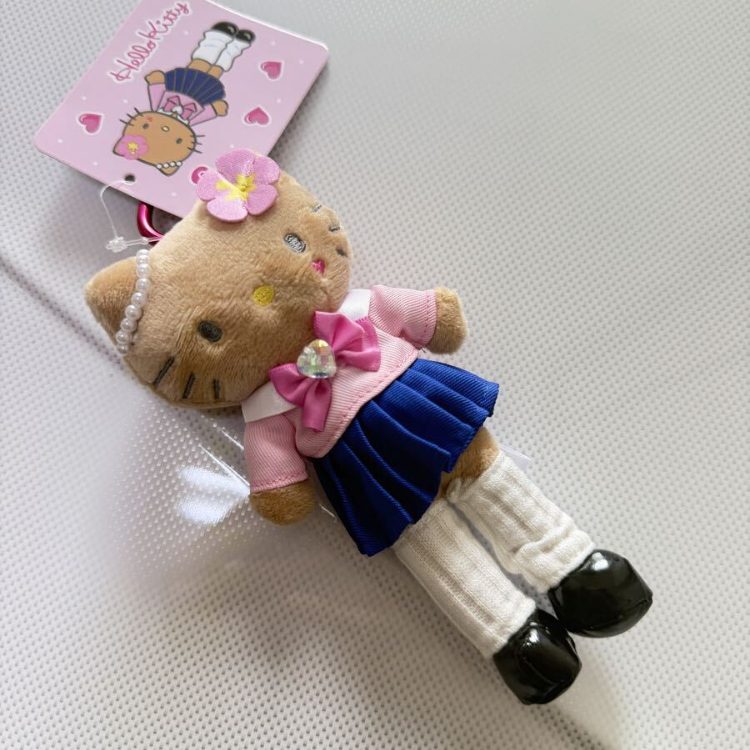 日本 SANRIO Hello Kitty 涉谷長腳掛飾 高校制服 烤焦
