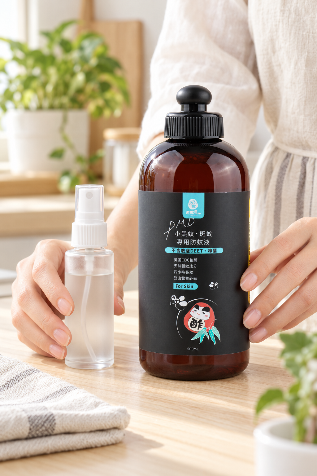 以500mL防蚊液補充瓶搭配隨身噴瓶的居家收納情境