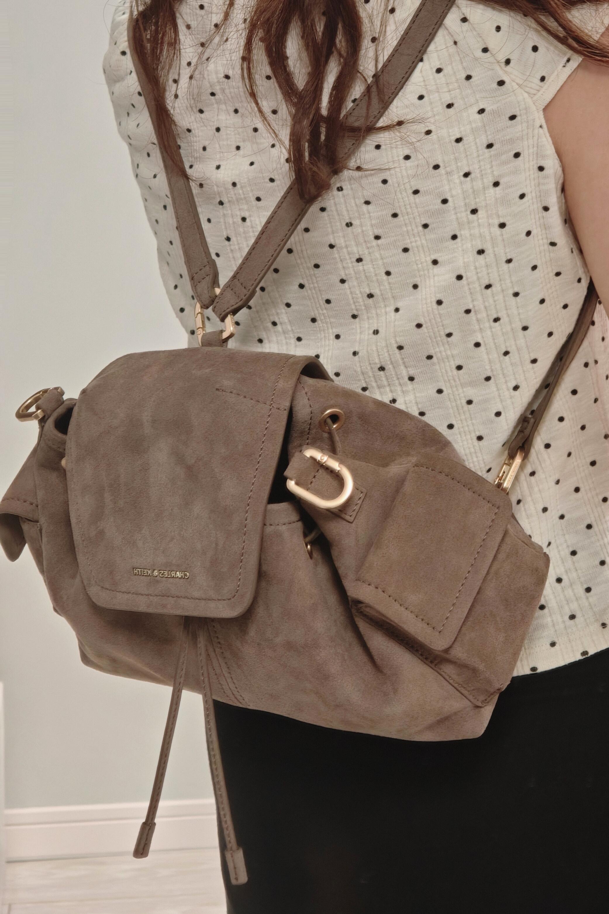 【預購】Charles&Keith Noane 仿麂皮水桶包 - 灰棕色 小CK
