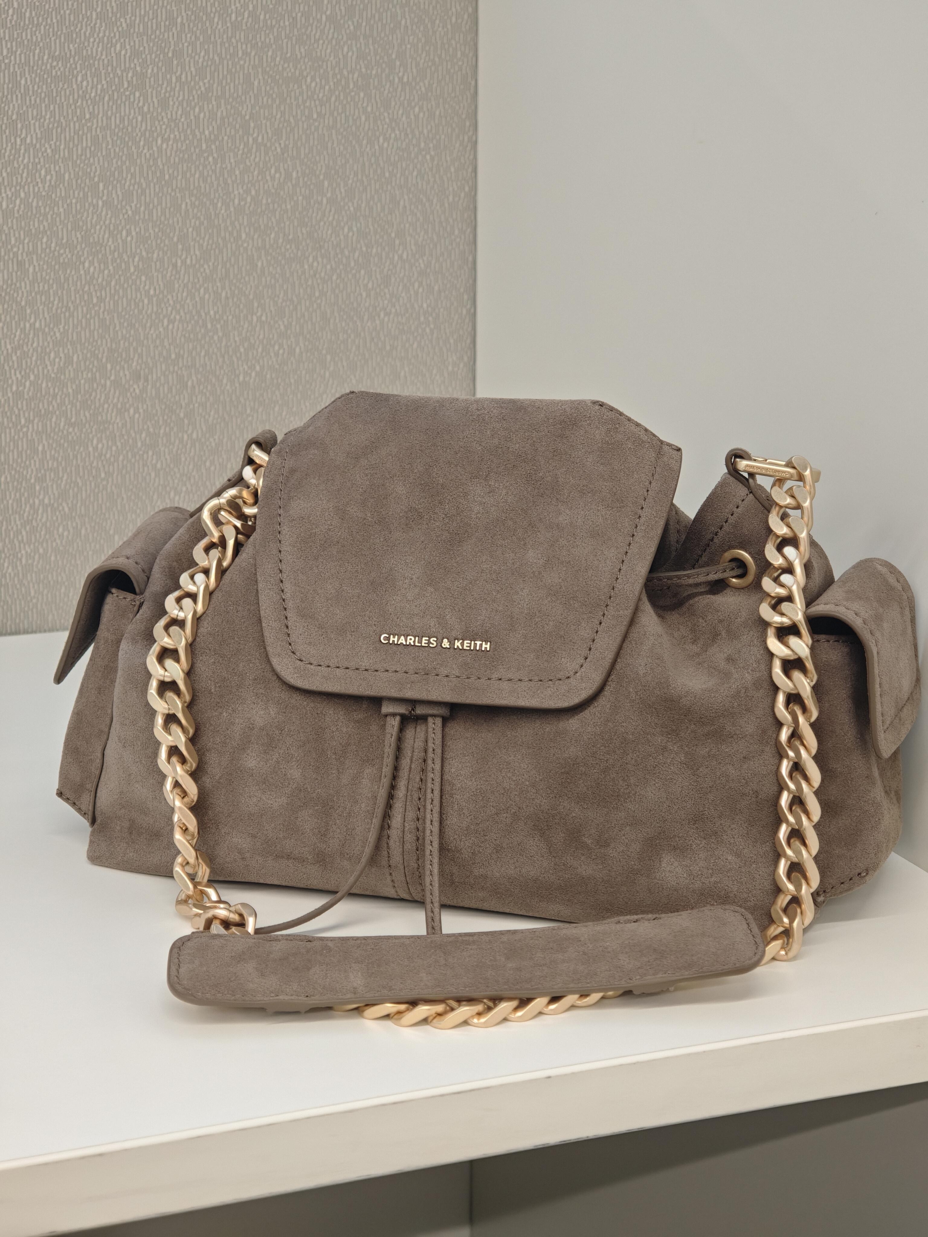 【預購】Charles&Keith Noane 仿麂皮水桶包 - 灰棕色 小CK
