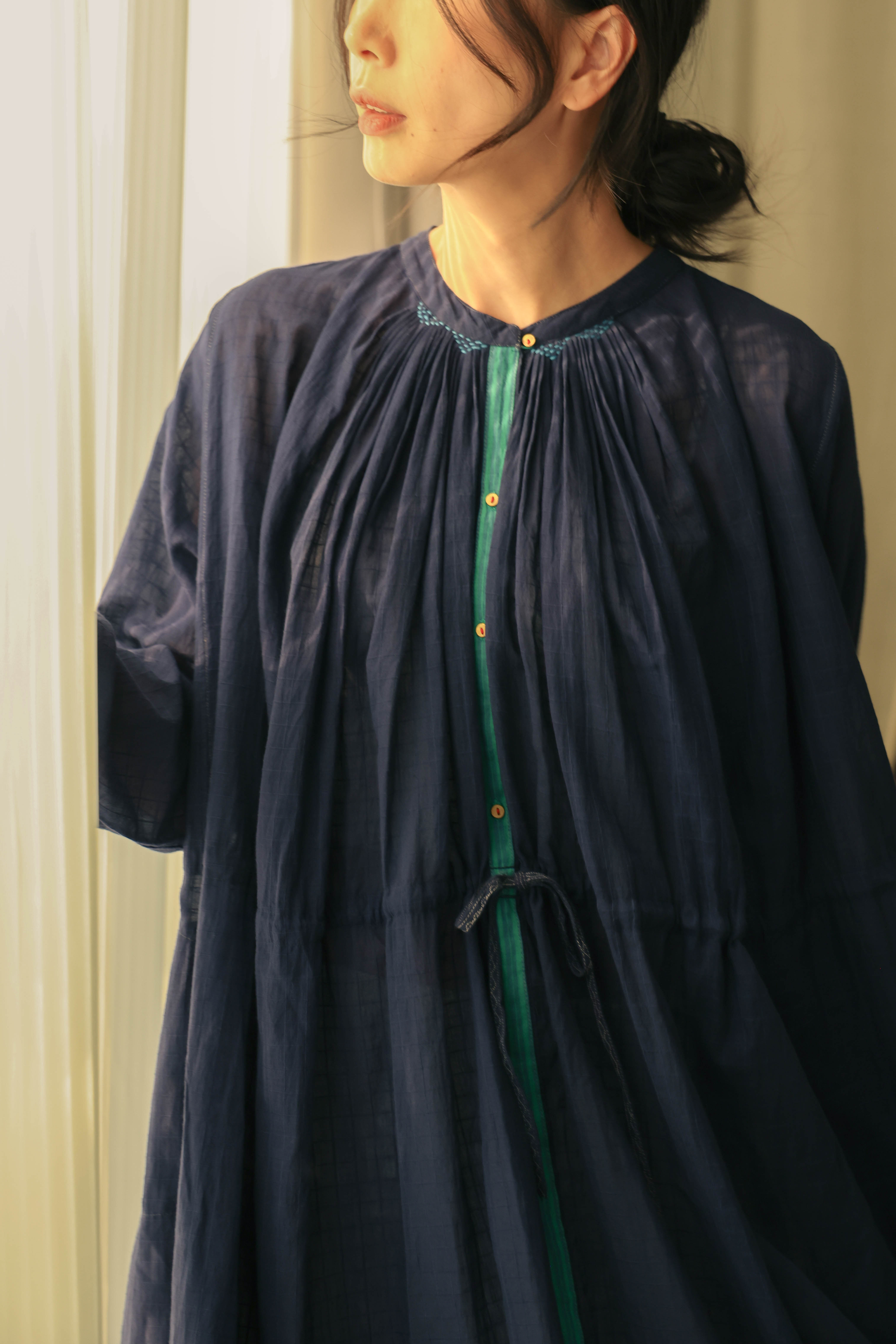 INJIRI 塔克刺繡腰抽繩洋裝 藍