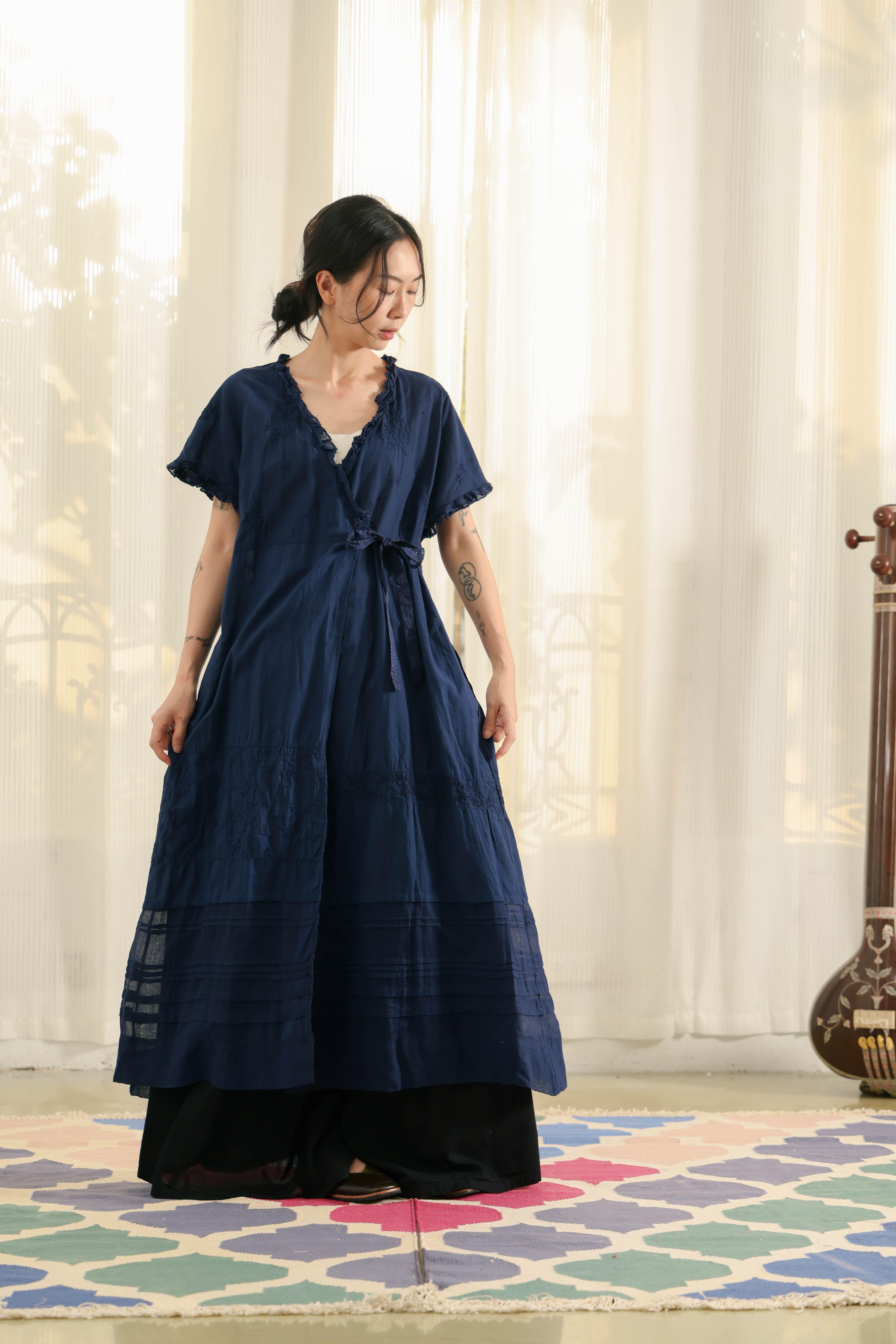INJIRI 藍色刺繡花邊長罩衫