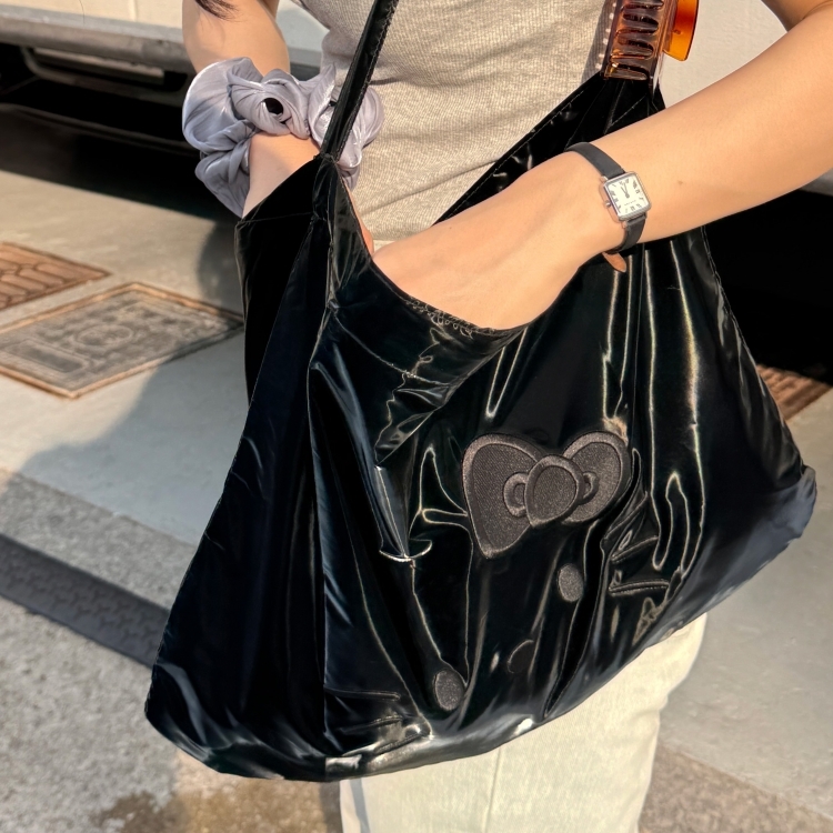 韓國 SANRIO 三麗鷗 HELLO KITTY 日常輕量光澤肩背包 黑色