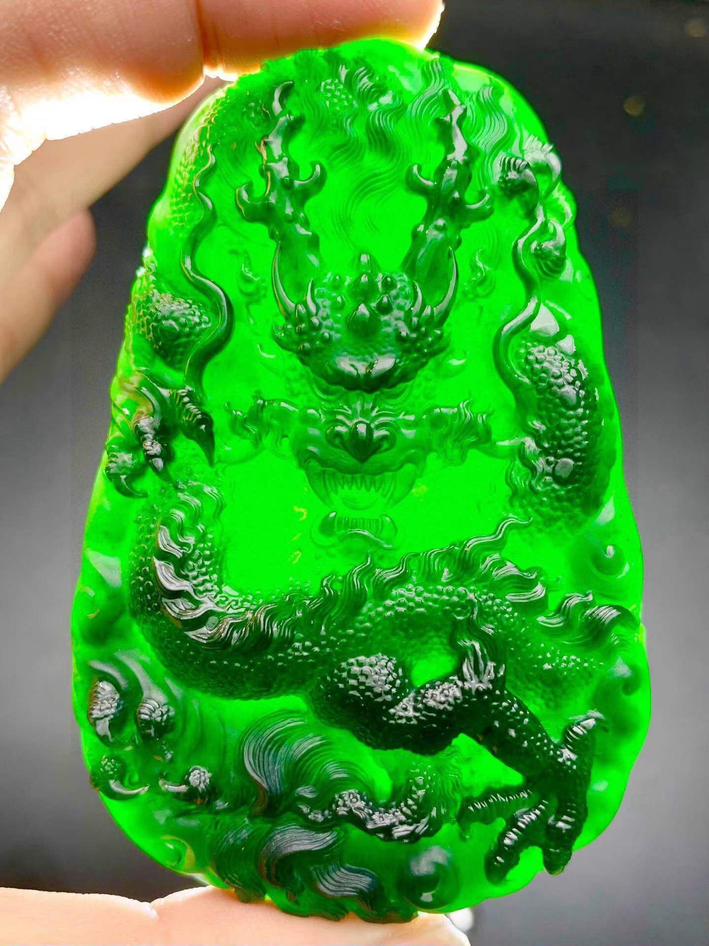 1045950 翡翠墨翠玻璃種龍牌