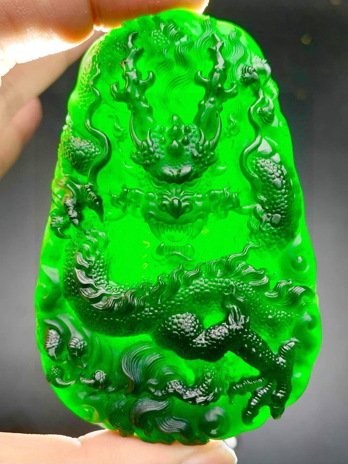 1045950 翡翠墨翠玻璃種龍牌