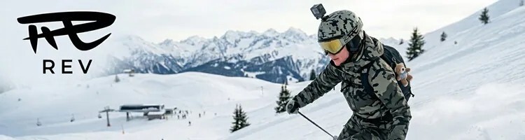 滑雪者身穿迷彩滑雪服並配戴安裝運動相機的頭盔在雪山滑行,左上方印有 REV 品牌 Logo。